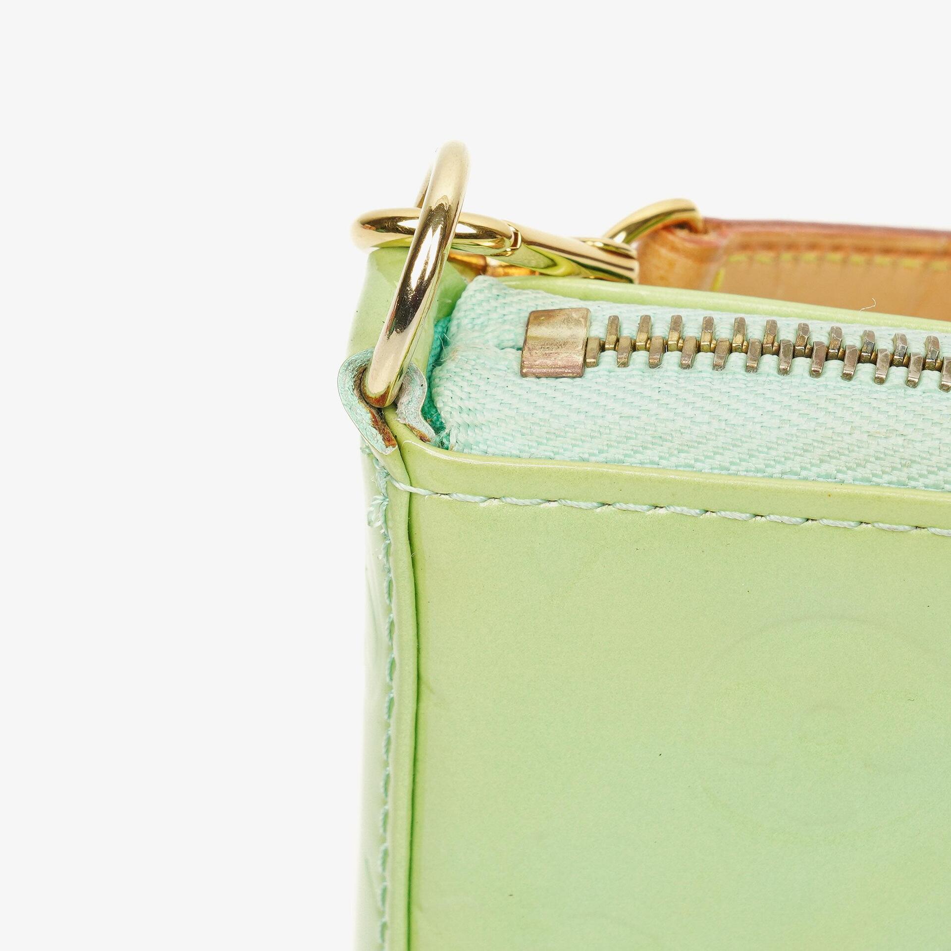 Louis Vuitton Mallory Square Schultertasche aus Monogram Vernis in Pfefferminz