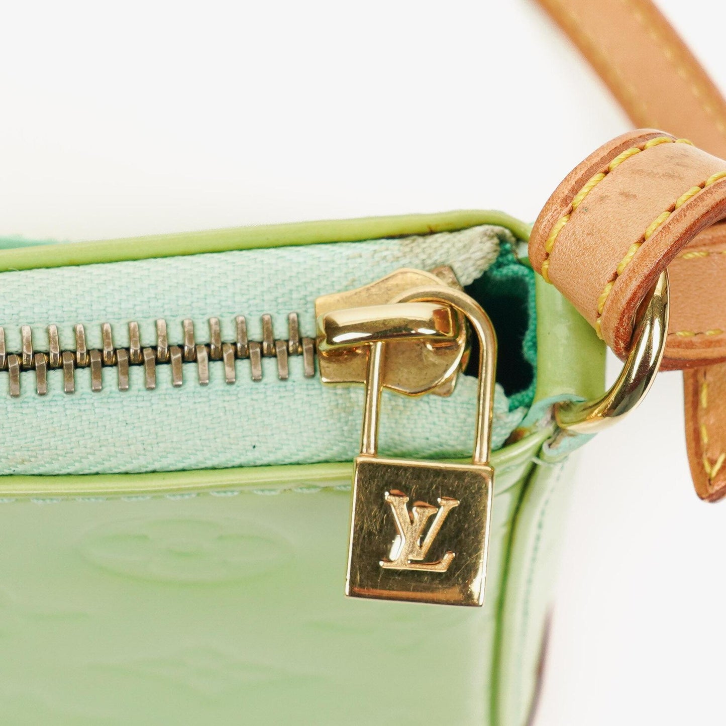 Louis Vuitton Mallory Square Schultertasche aus Monogram Vernis in Pfefferminz