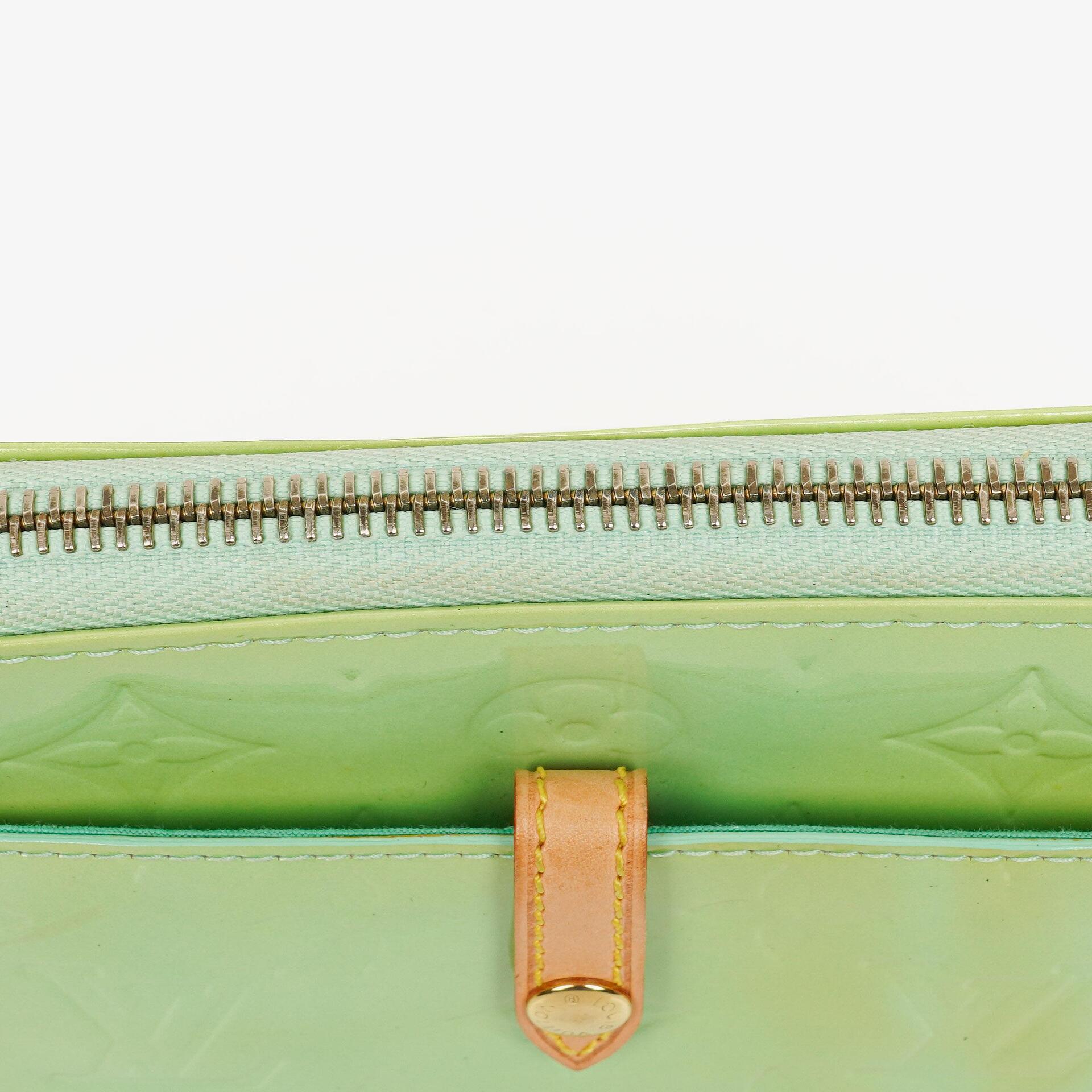 Louis Vuitton Mallory Square Schultertasche aus Monogram Vernis in Pfefferminz