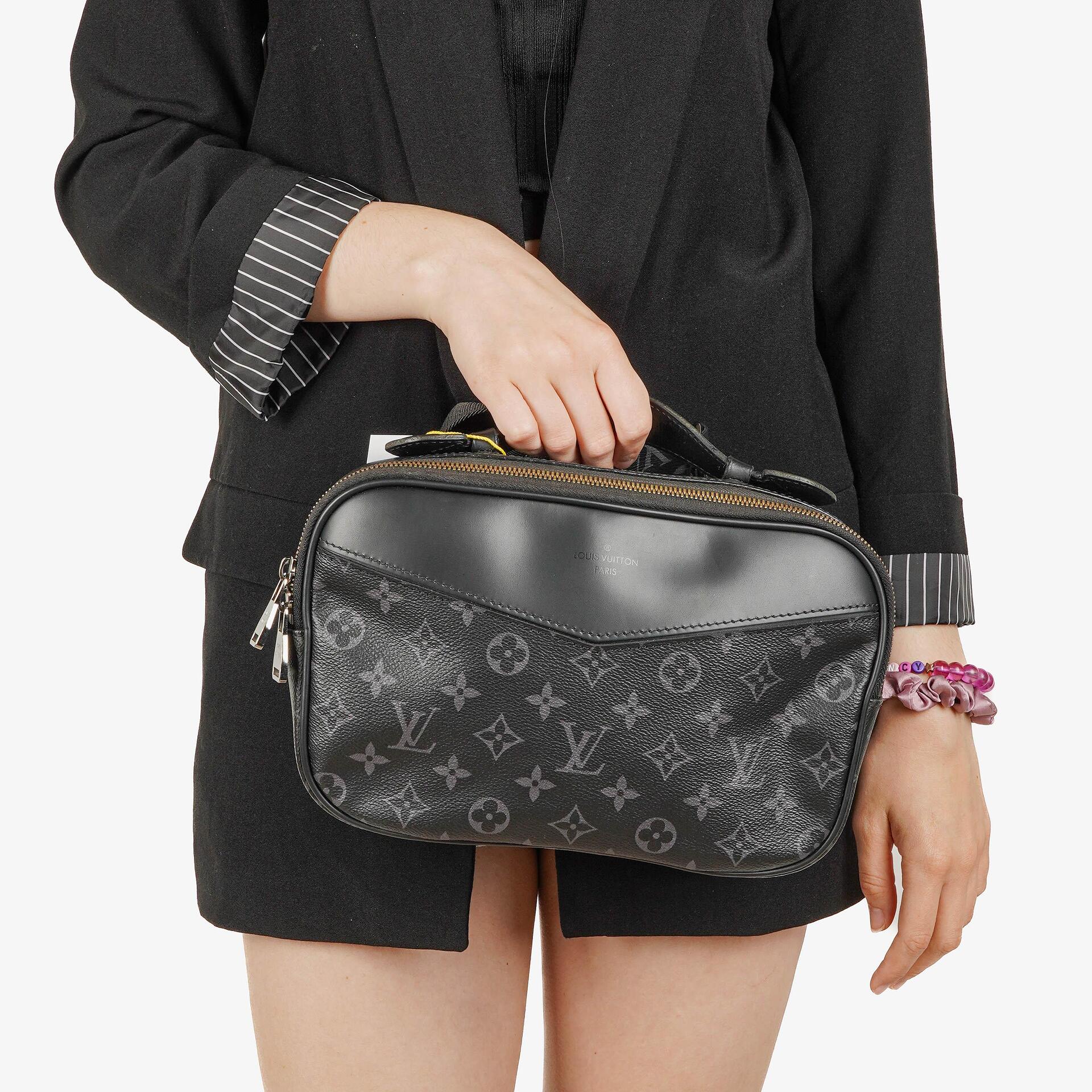 Louis Vuitton Explorer Bauchtasche aus Monogram Eclipse