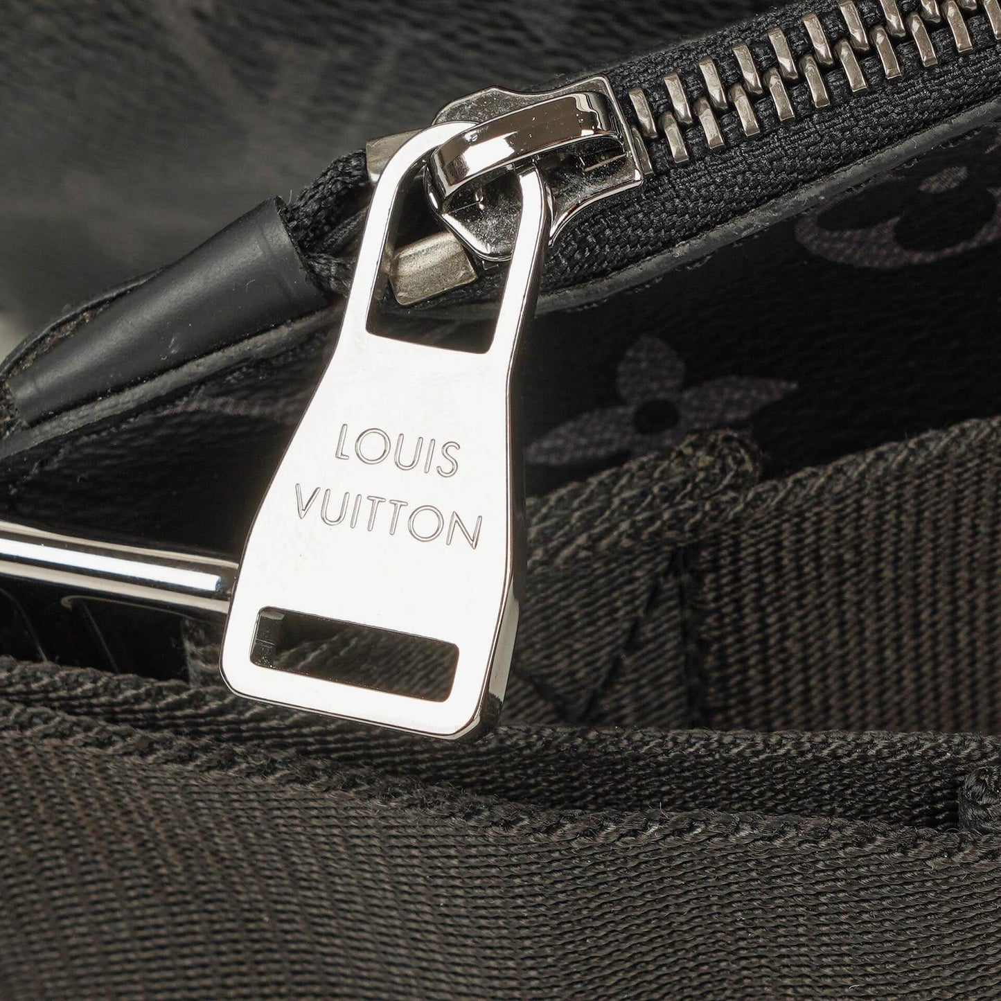 Louis Vuitton Explorer Bauchtasche aus Monogram Eclipse