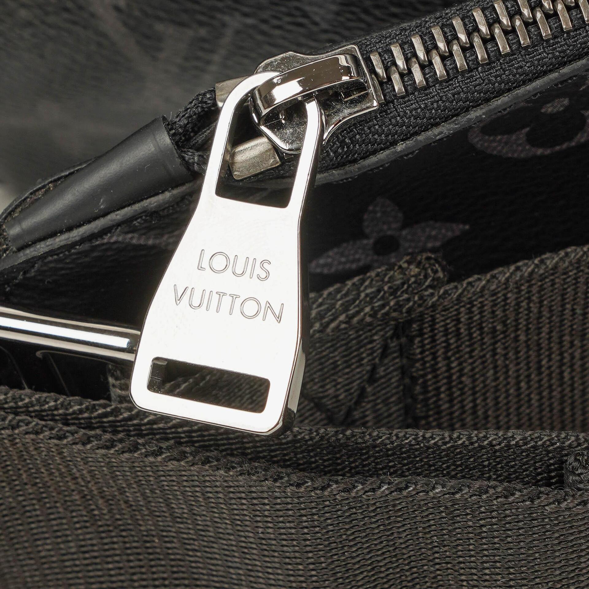 Louis Vuitton Explorer Bauchtasche aus Monogram Eclipse
