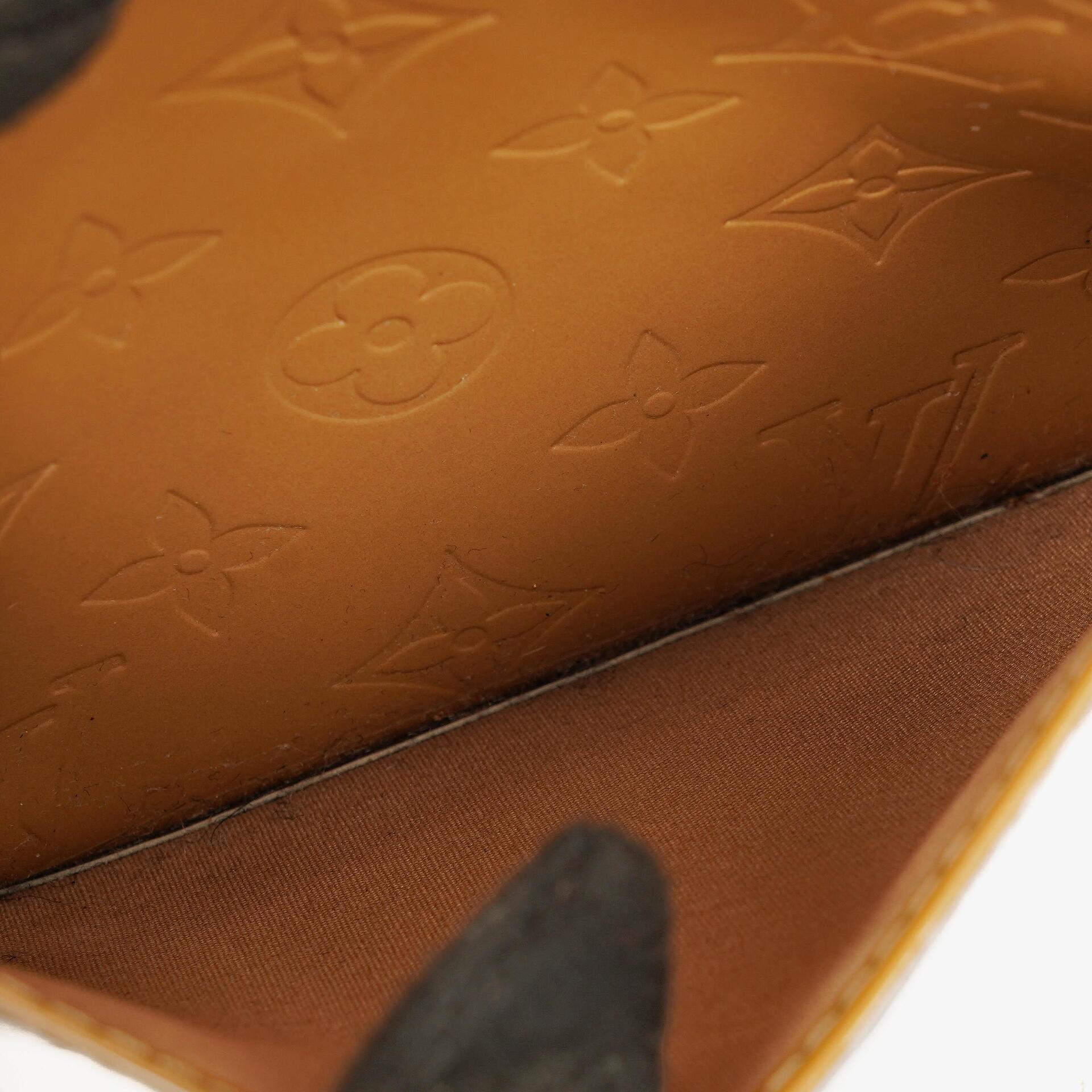 Louis Vuitton Minna Street Crossbody Tasche aus Monogram Vernis in Noisette, 2005