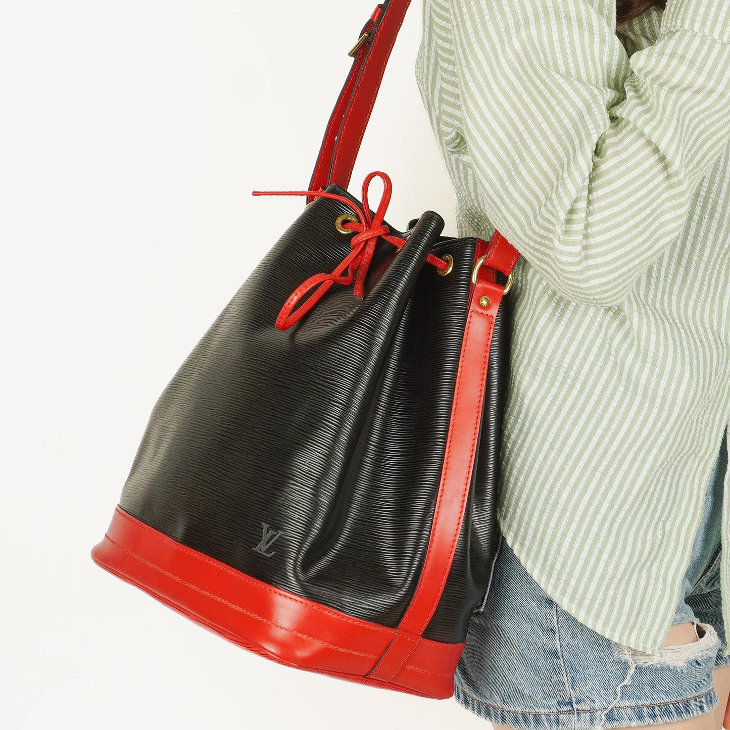Louis Vuitton Noé Grande GM Schultertasche aus Epi-Leder in Schwarz und Rot