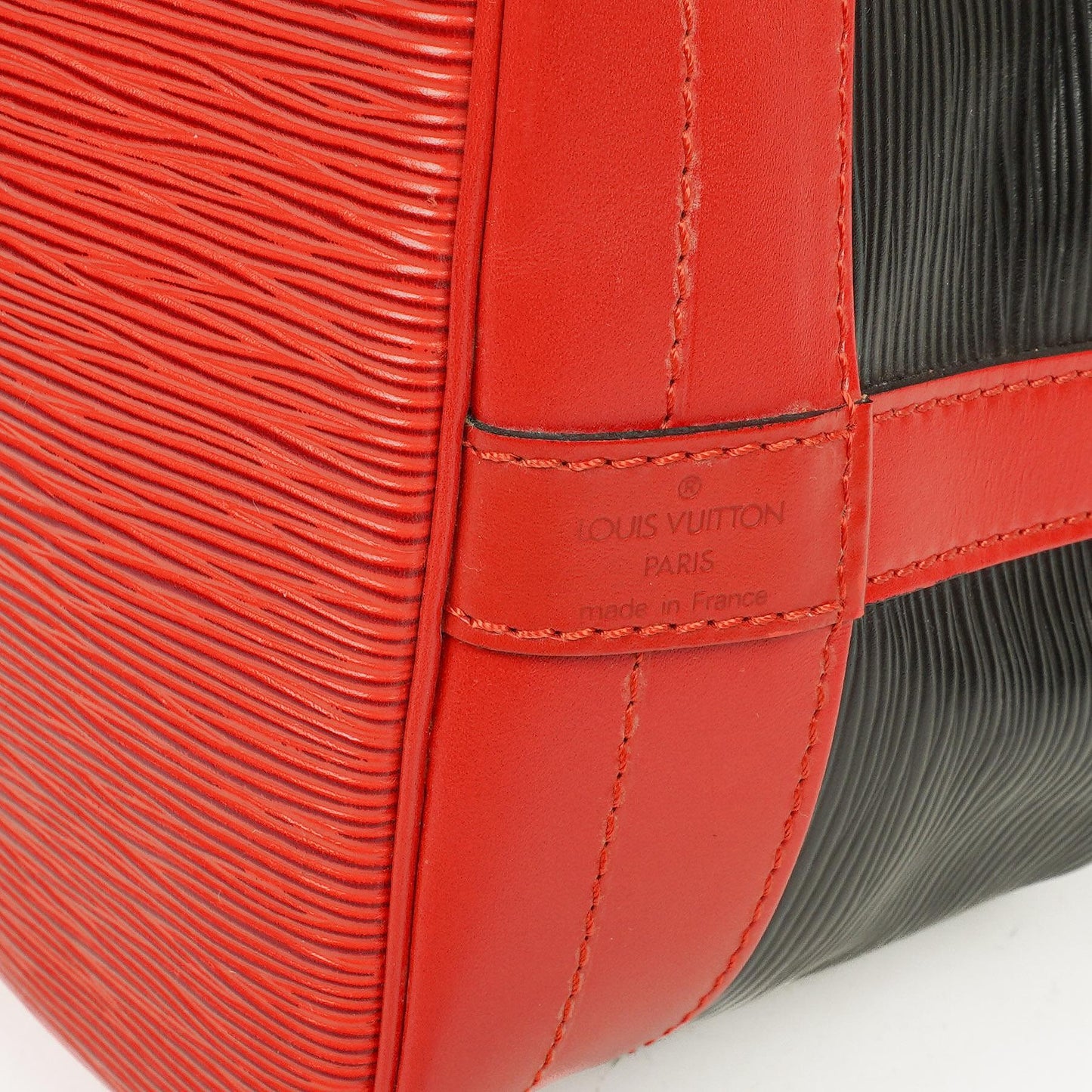 Louis Vuitton Noé Grande GM Schultertasche aus Epi-Leder in Schwarz und Rot