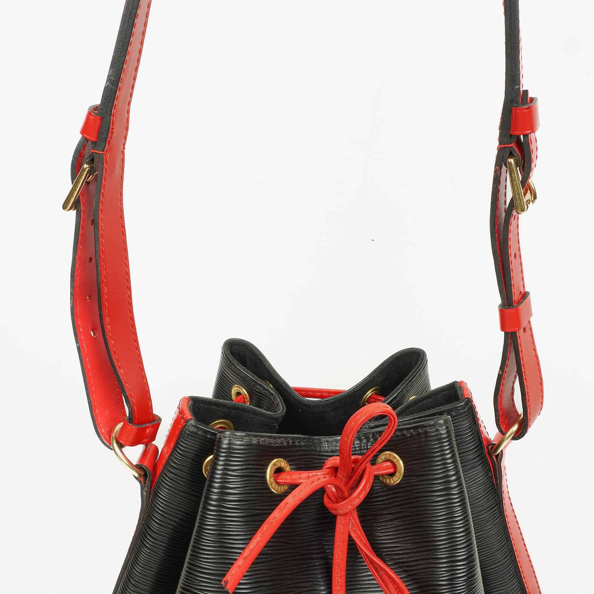 Louis Vuitton Noé Grande GM Schultertasche aus Epi-Leder in Schwarz und Rot