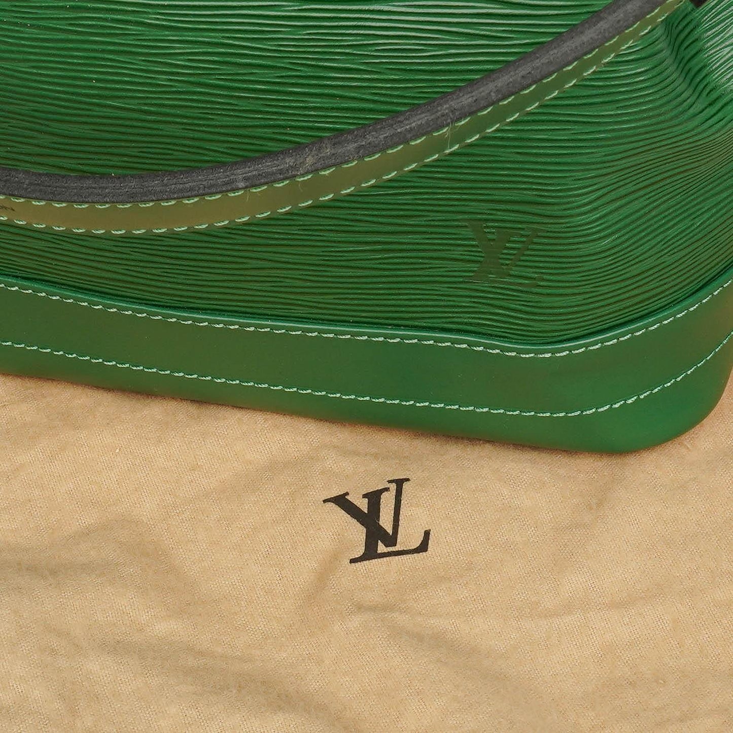 Louis Vuitton Noé Grande GM Schultertasche aus grünem Epi-Leder