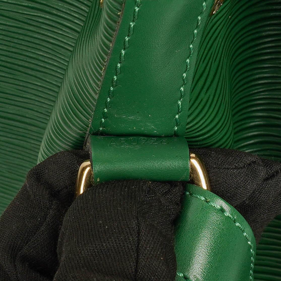 Louis Vuitton Noé Grande GM Schultertasche aus grünem Epi-Leder