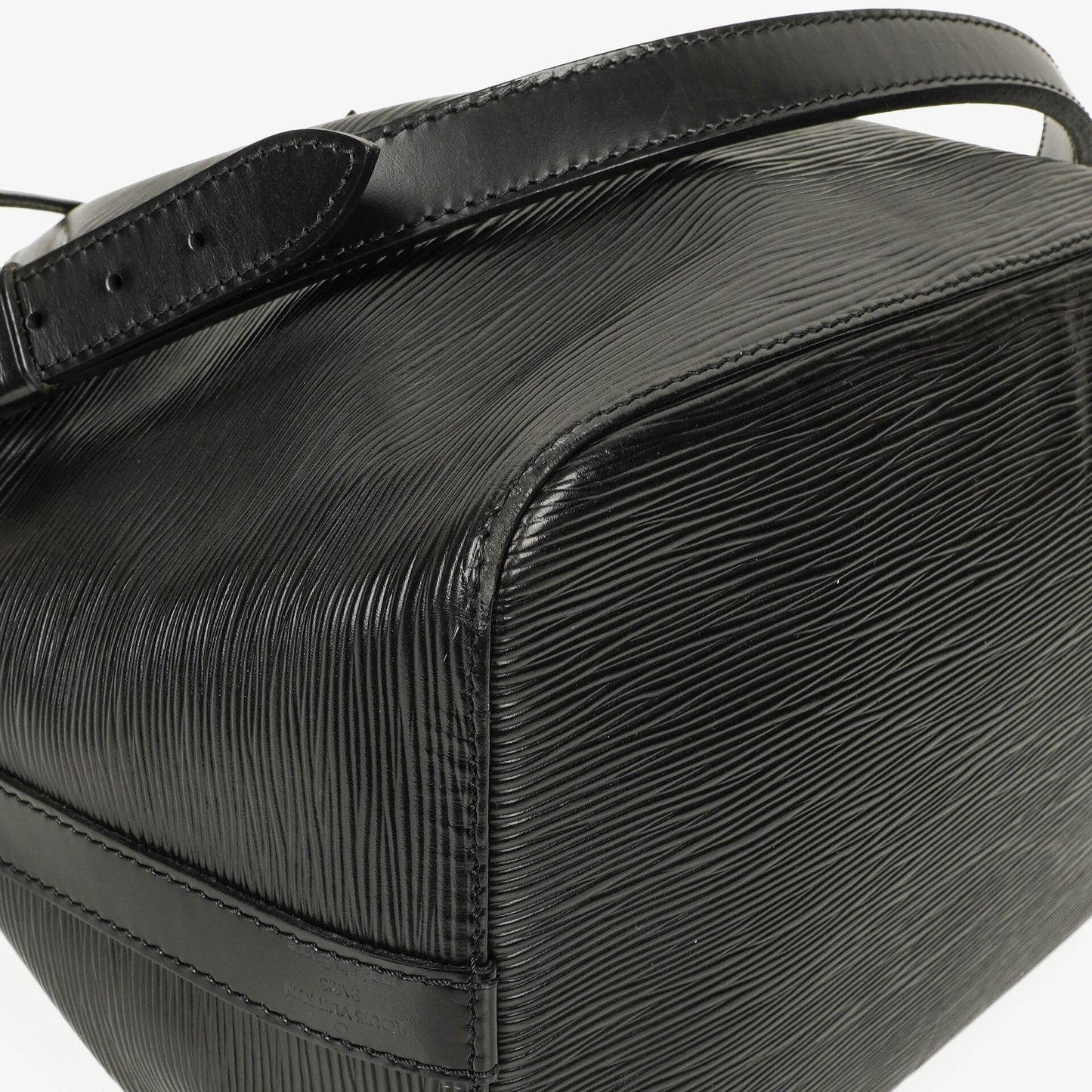 Louis Vuitton Petit Noé Schultertasche aus schwarzem Epi Leder