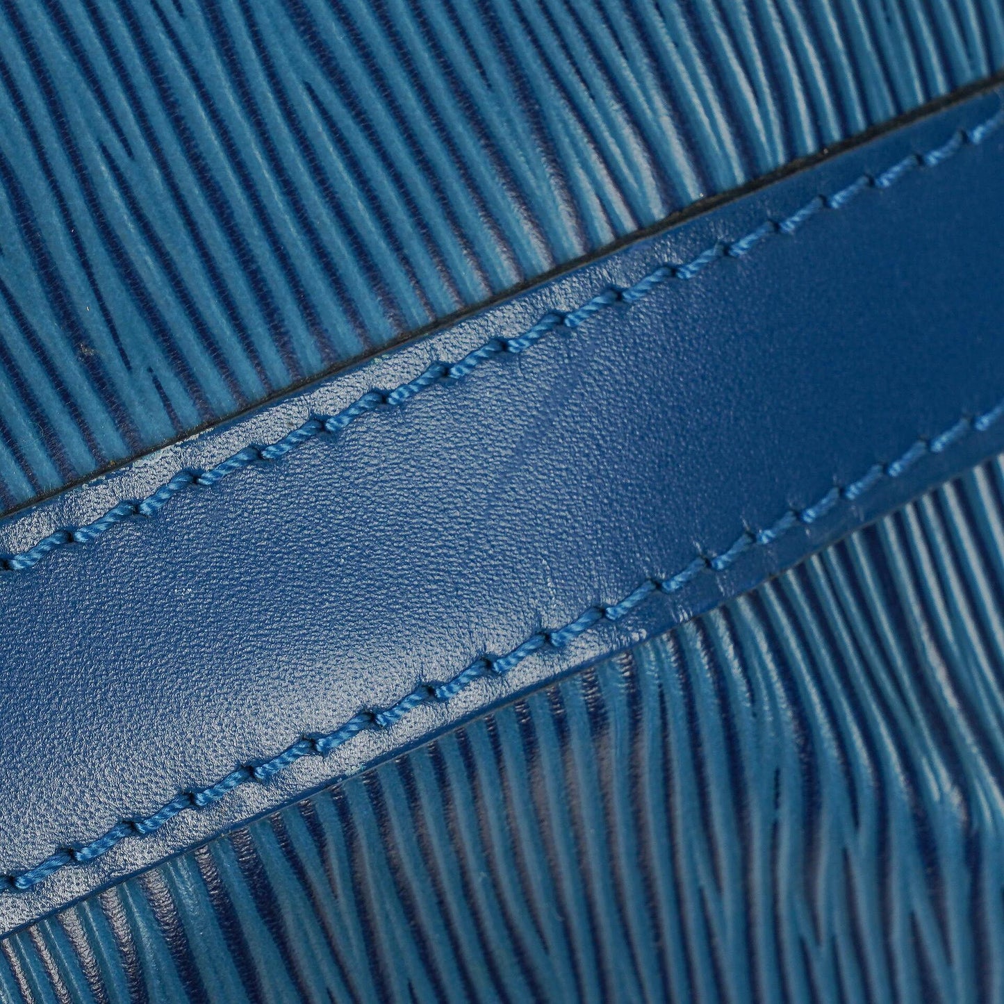 Louis Vuitton Petit Noé Schultertasche aus blauem Epi Leder