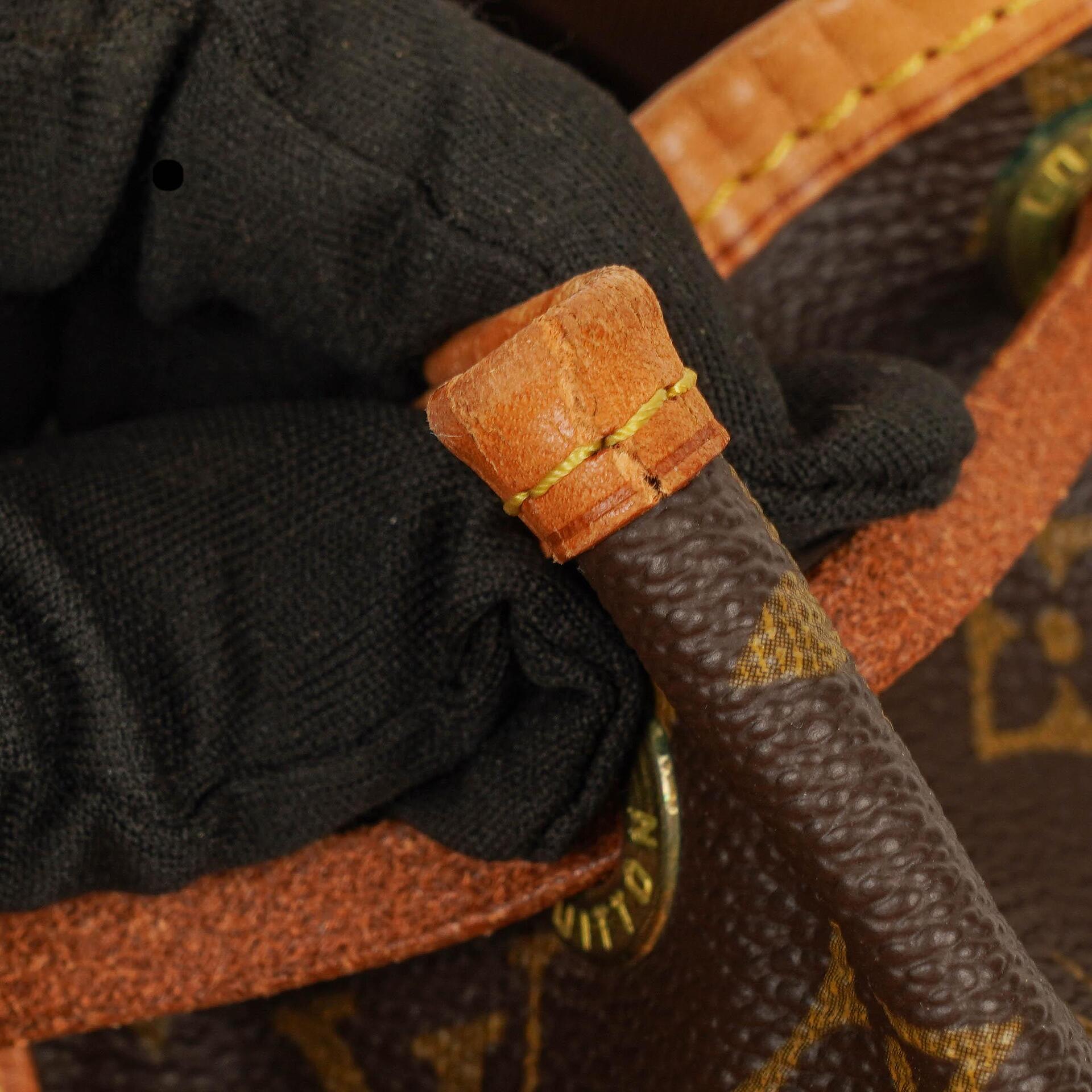 Louis Vuitton Petit Noé Schultertasche aus Monogram Canvas