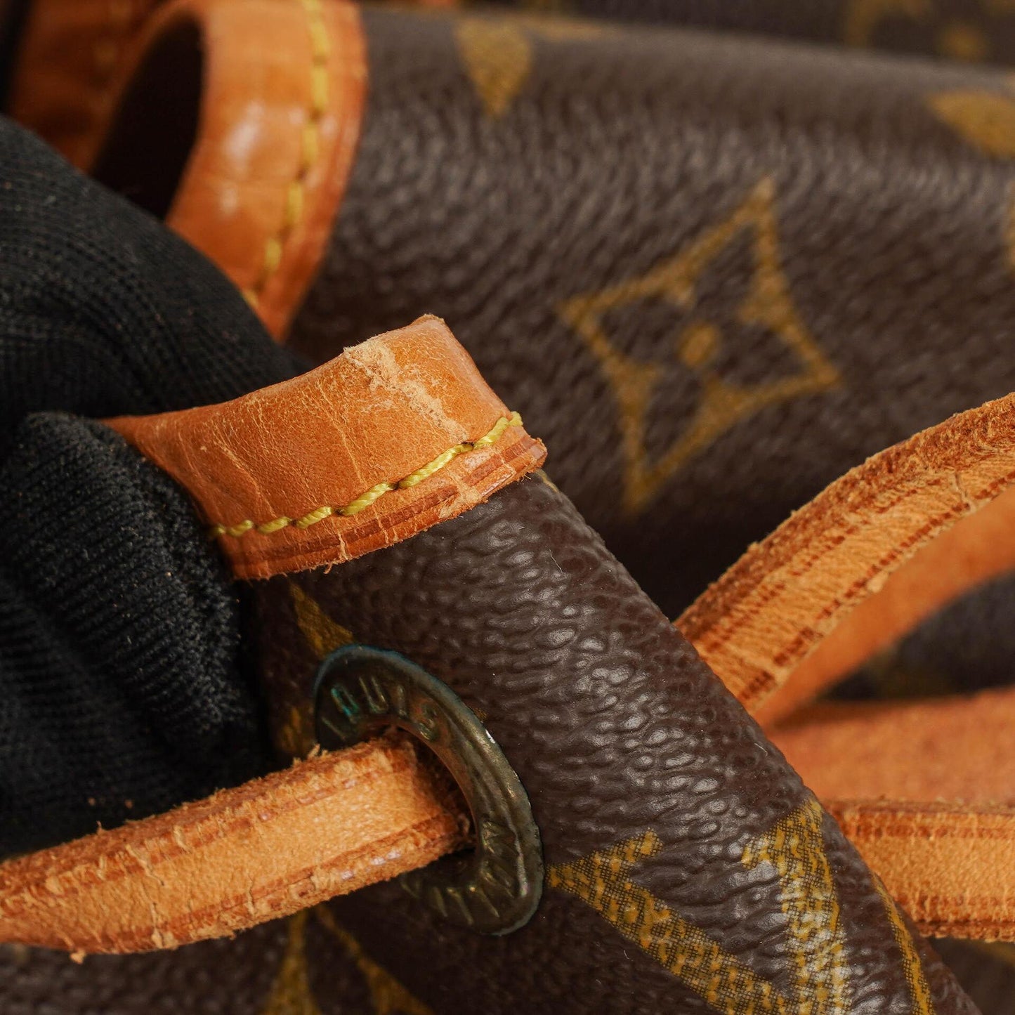 Louis Vuitton Petit Noé Schultertasche aus Monogram Canvas