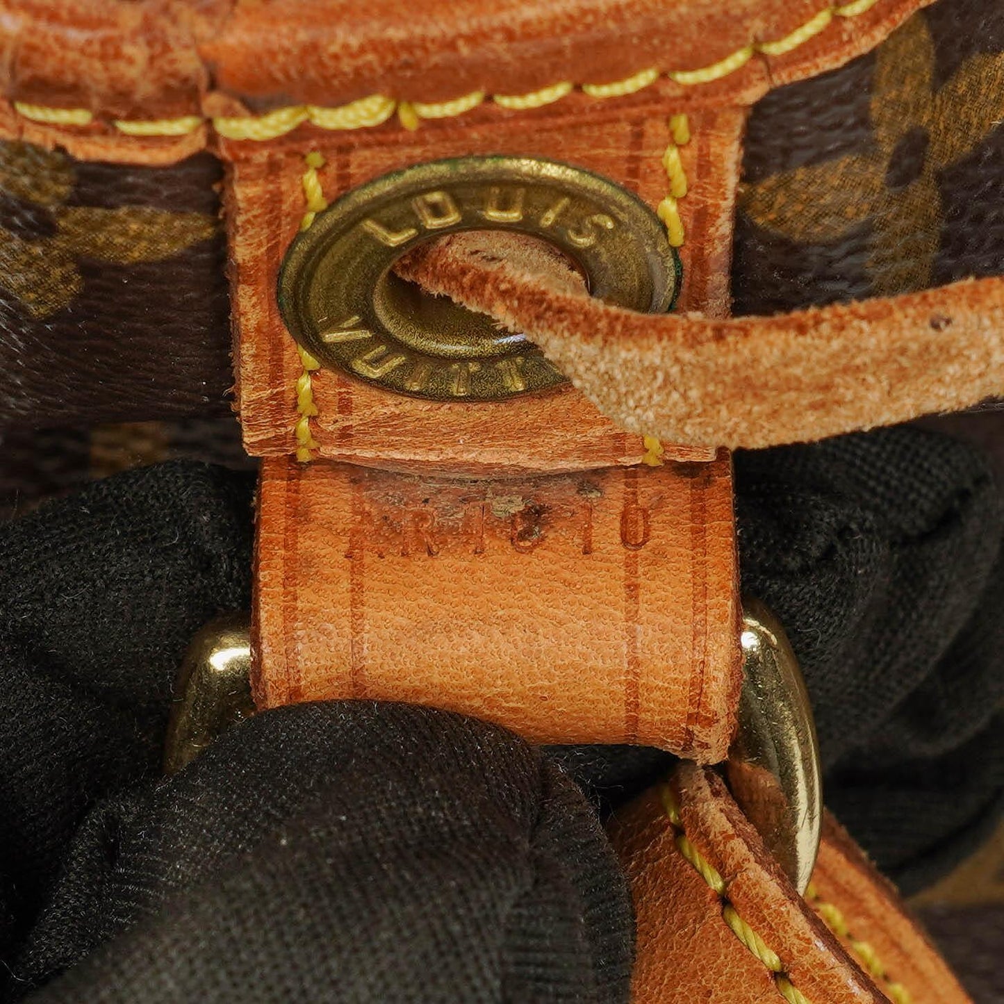 Louis Vuitton Petit Noe Schultertasche aus Monogramm Canvas