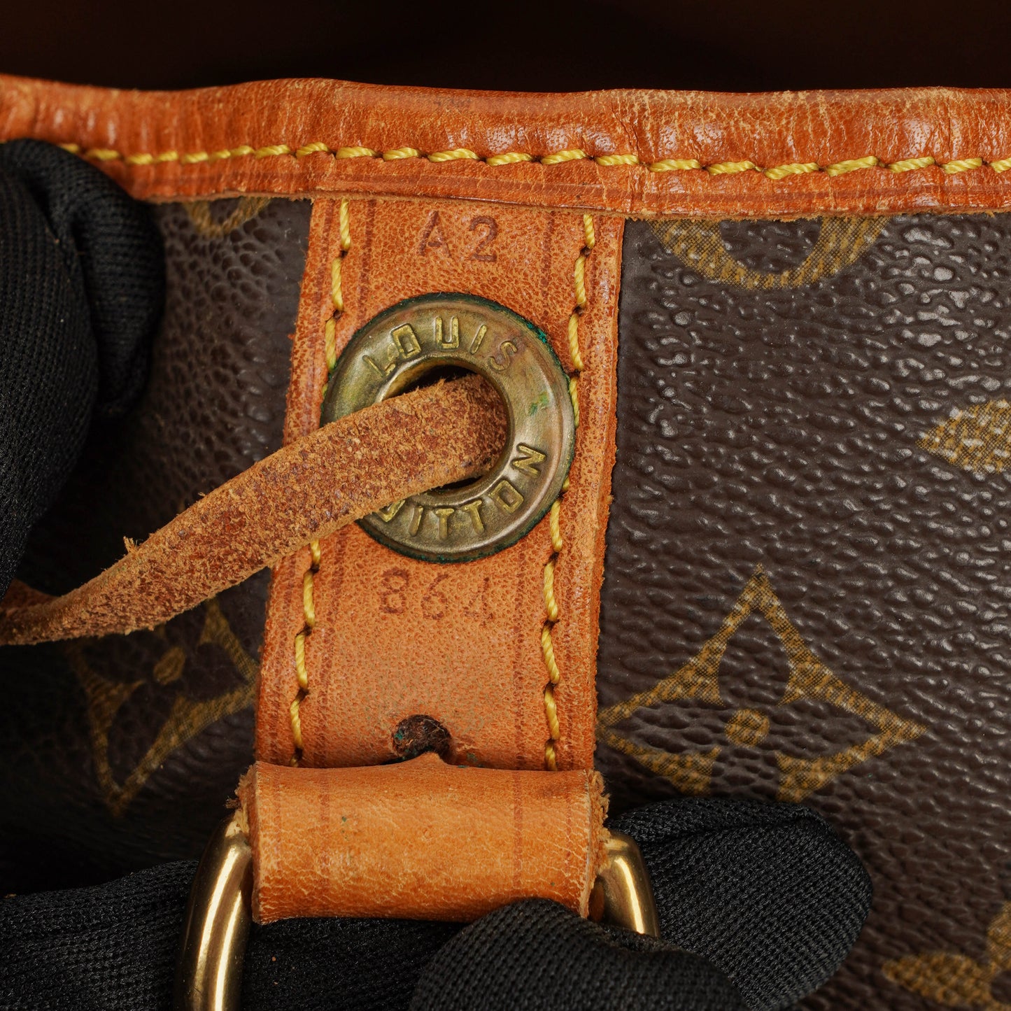 Louis Vuitton Petit Noé Schultertasche aus Monogram Canvas