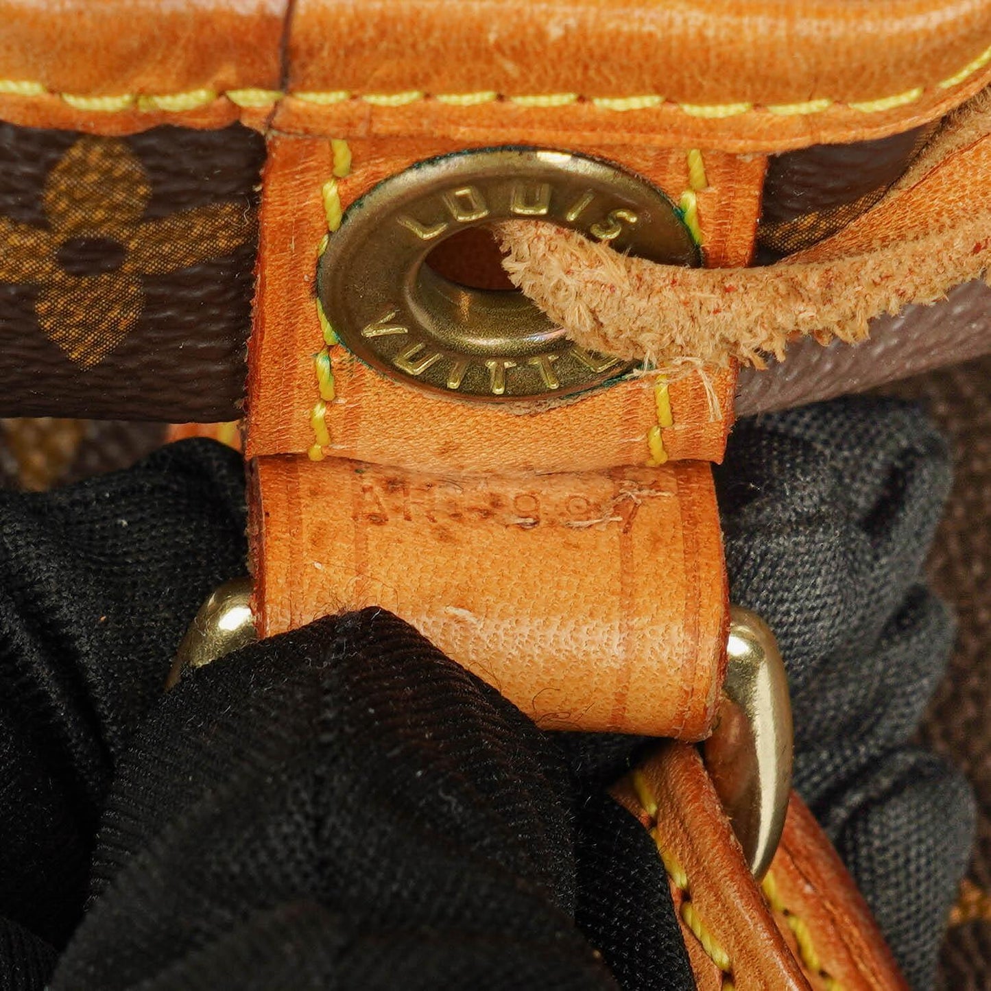 Louis Vuitton Petit Noé Schultertasche aus Monogramm Canvas