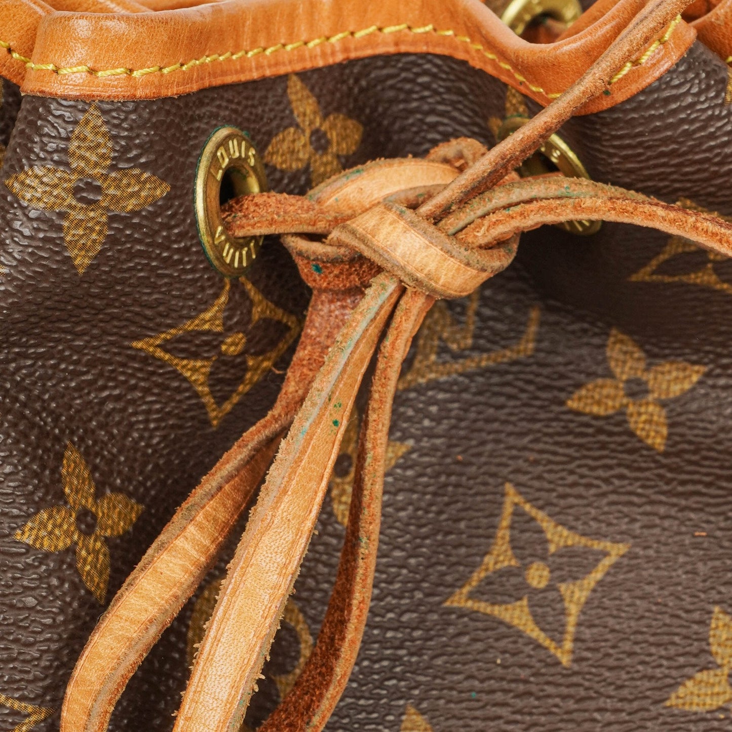 Louis Vuitton Petit Noe Schultertasche aus Monogram Canvas