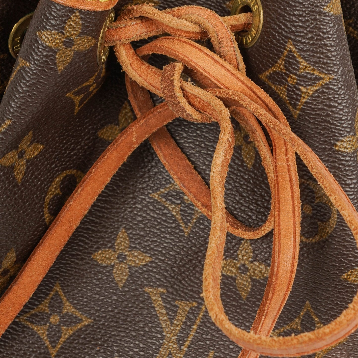 Louis Vuitton Petit Noe Schultertasche aus Monogram Canvas