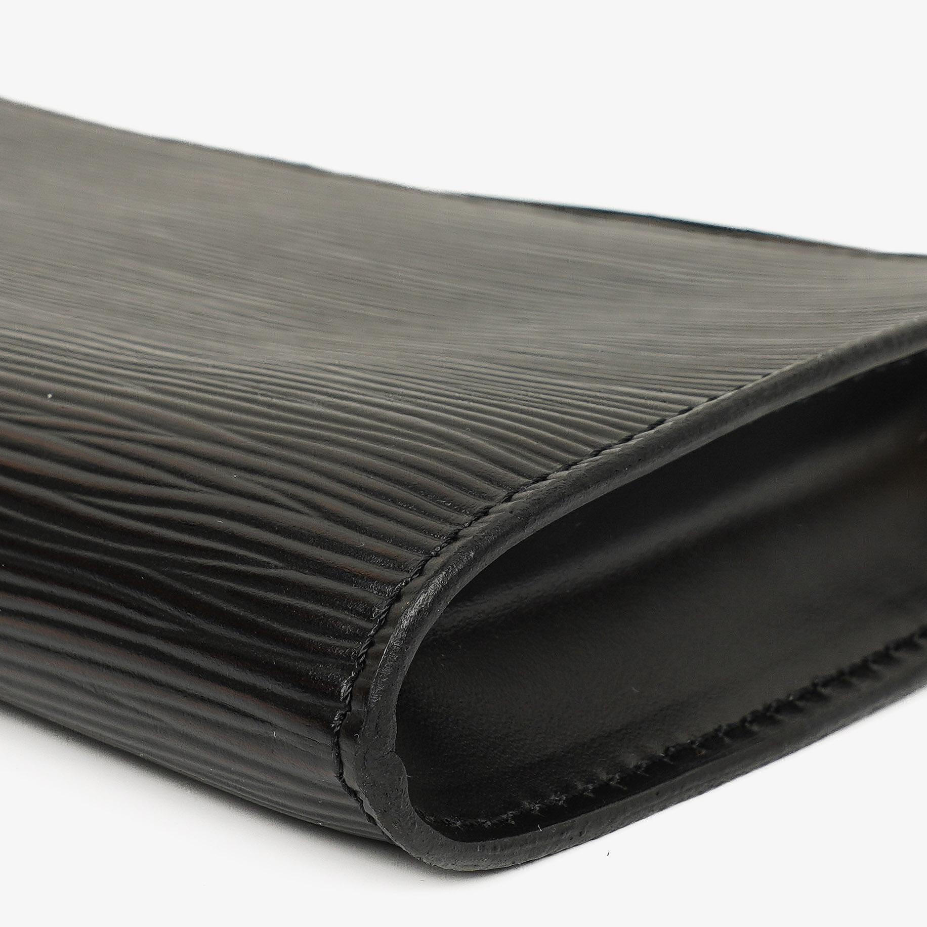Louis Vuitton Pochette Accessoires Clutch aus schwarzem Epi Leder