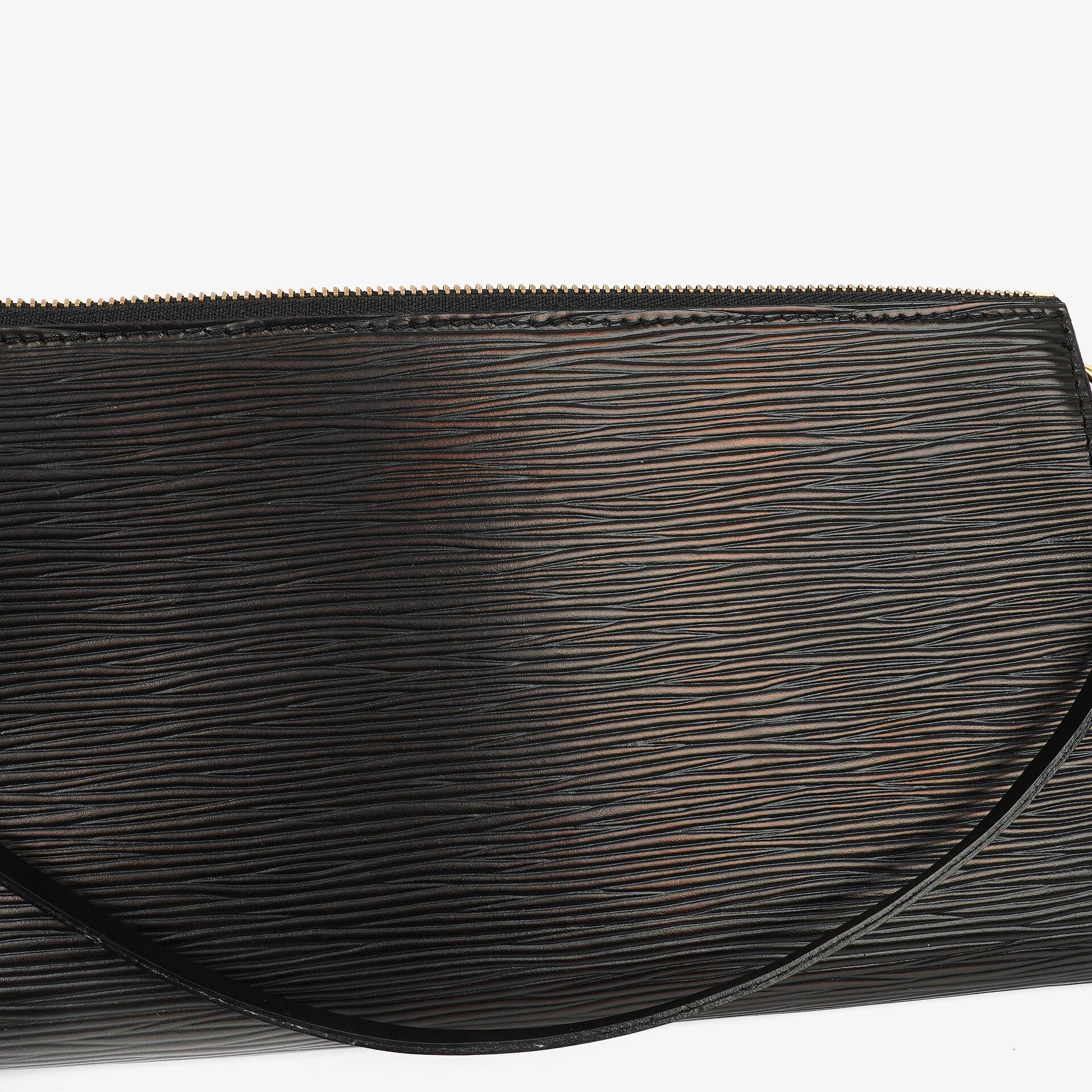 Louis Vuitton Pochette Accessoires Clutch aus schwarzem Epi Leder