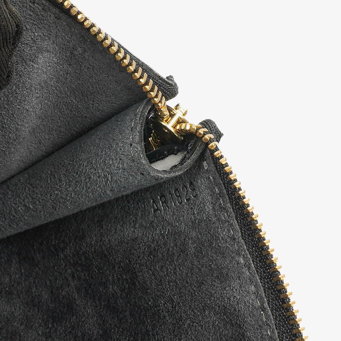 Louis Vuitton Pochette Accessoires Clutch aus schwarzem Epi Leder
