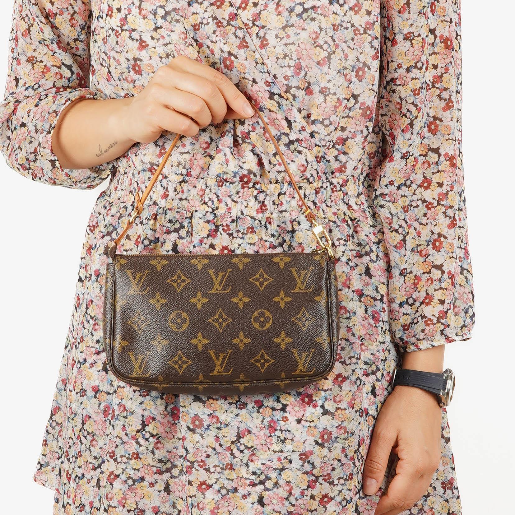 Louis Vuitton Pochette Accessoires Monogram Canvas Clutch Tasche