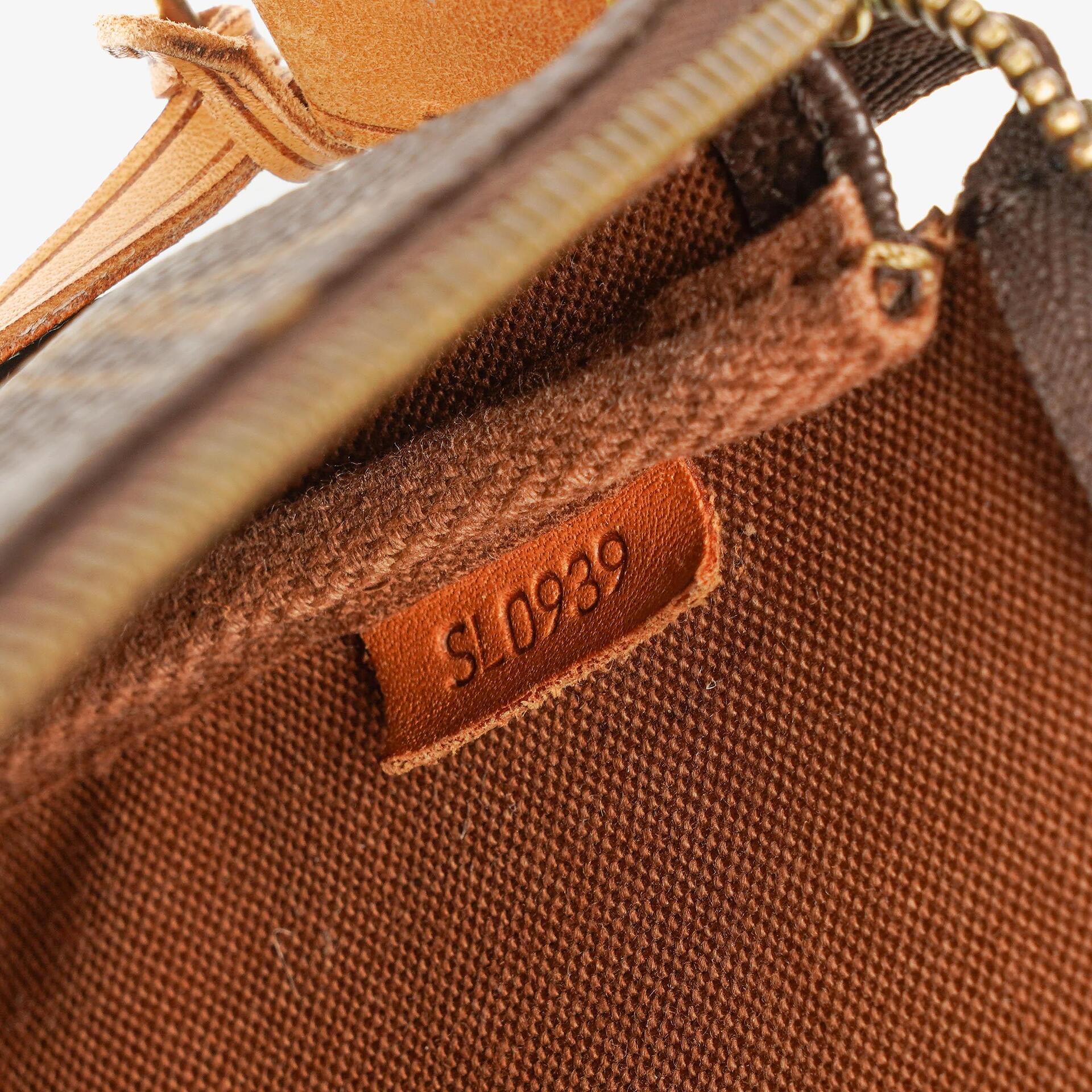 Louis Vuitton Pochette Accessoires Clutch aus Monogram Canvas