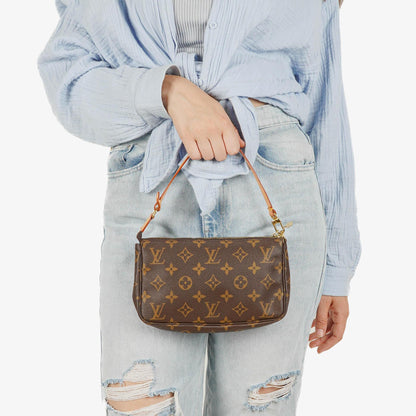 Louis Vuitton Pochette Accessoires Clutch aus Monogram Canvas