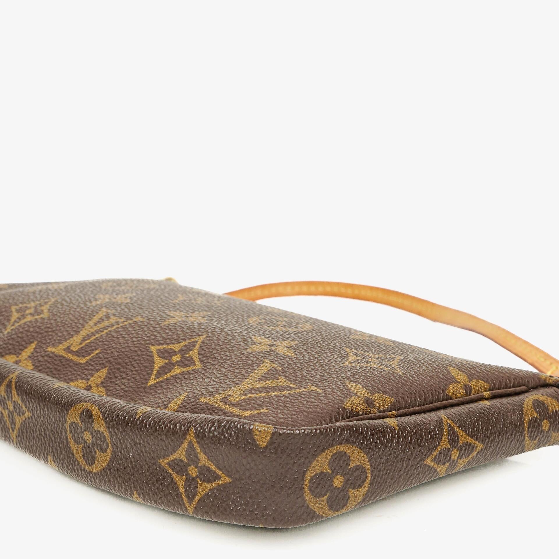 Louis Vuitton Pochette Accessoires Clutch aus Monogram Canvas