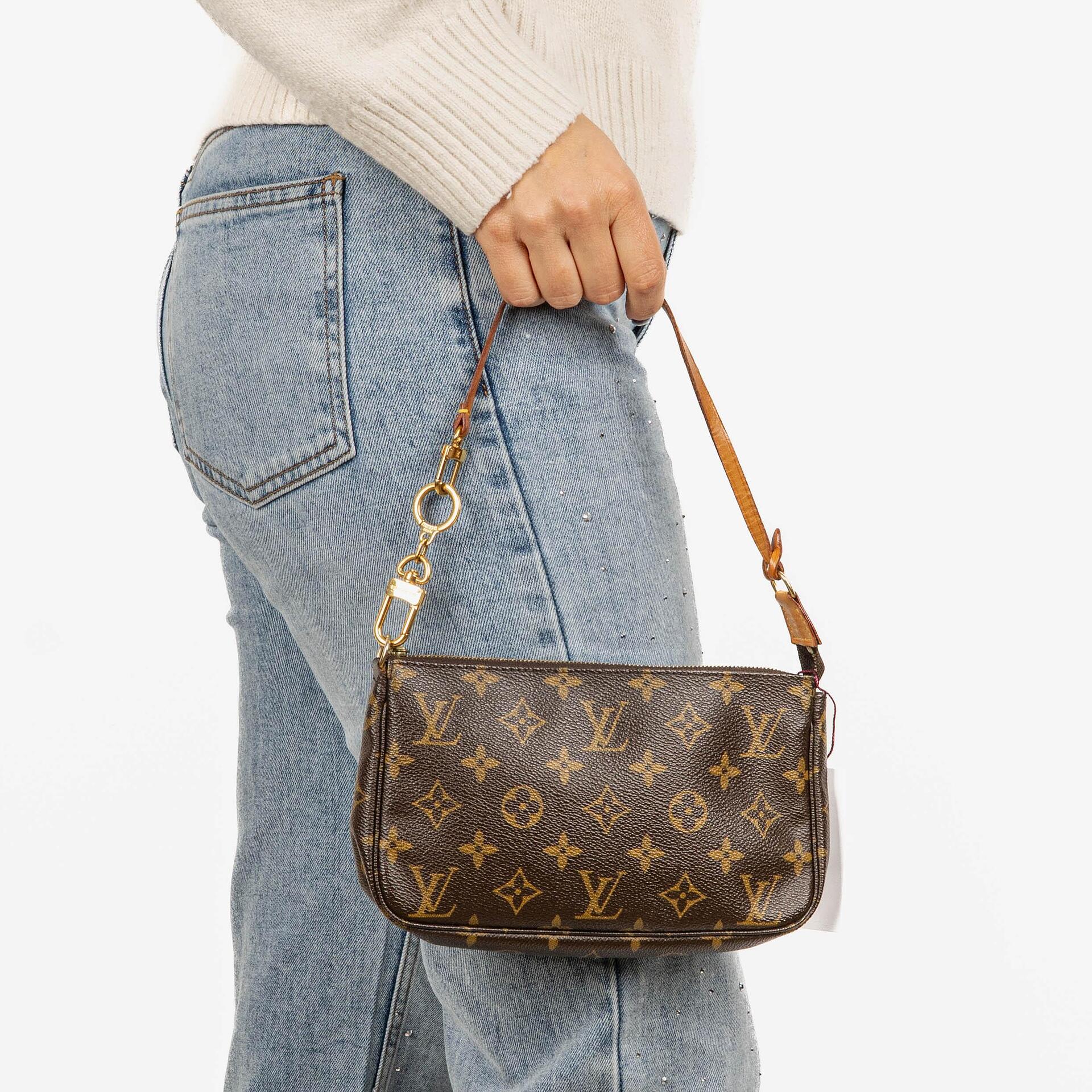 Louis Vuitton Pochette Accessoires Clutch aus Monogram Canvas