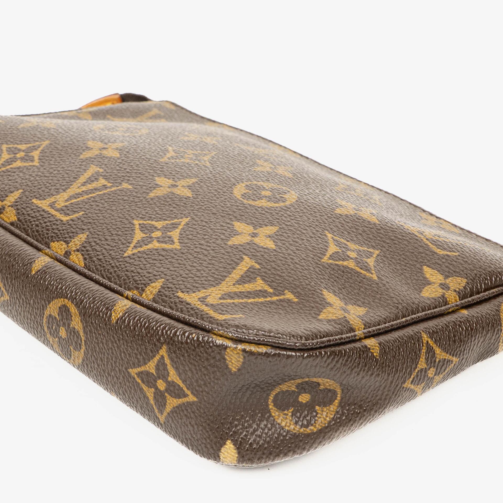 Louis Vuitton Pochette Accessoires Clutch aus Monogram Canvas