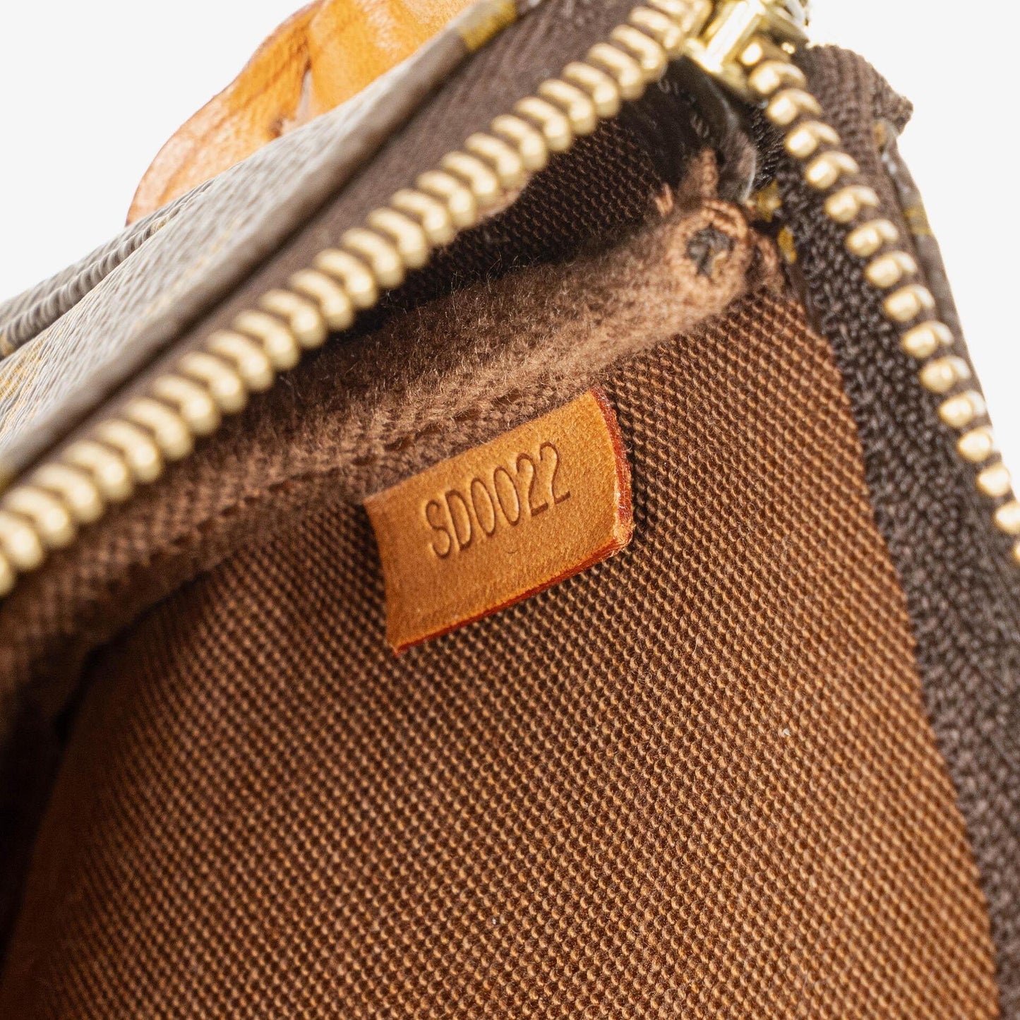 Louis Vuitton Pochette Accessoires Clutch aus Monogram Canvas