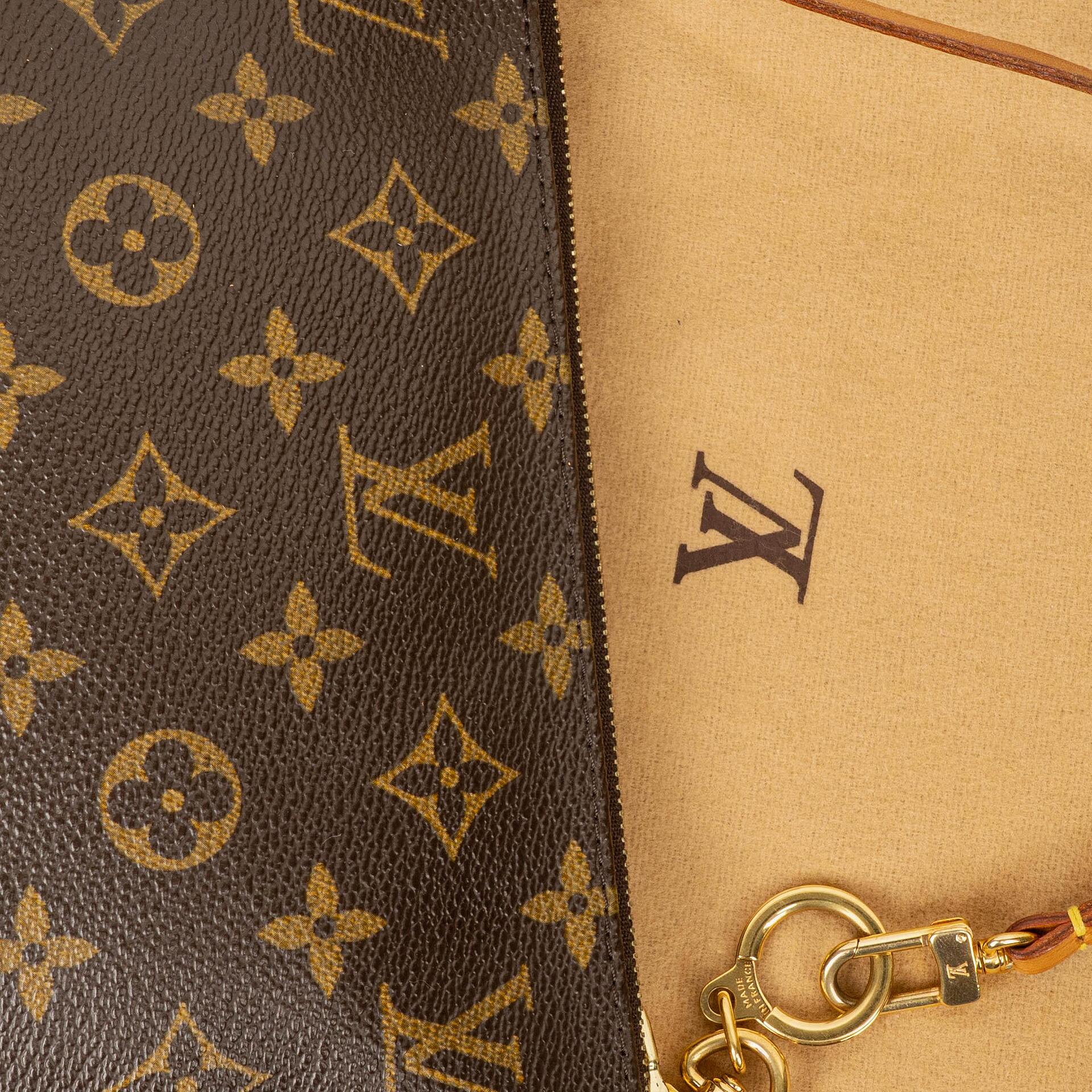 Louis Vuitton Pochette Accessoires Clutch aus Monogram Canvas