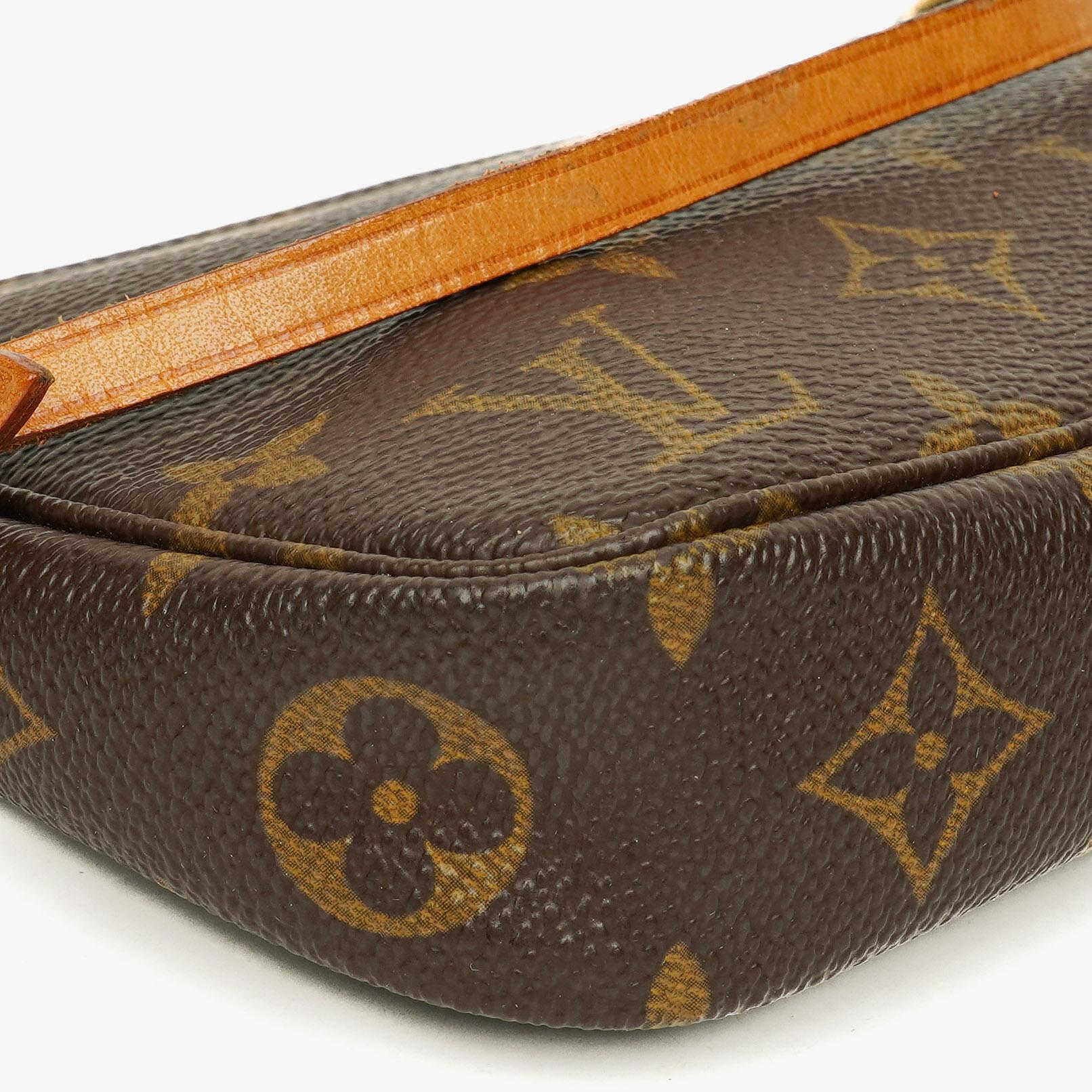 Louis Vuitton Pochette Accessoires Clutch aus Monogram Canvas