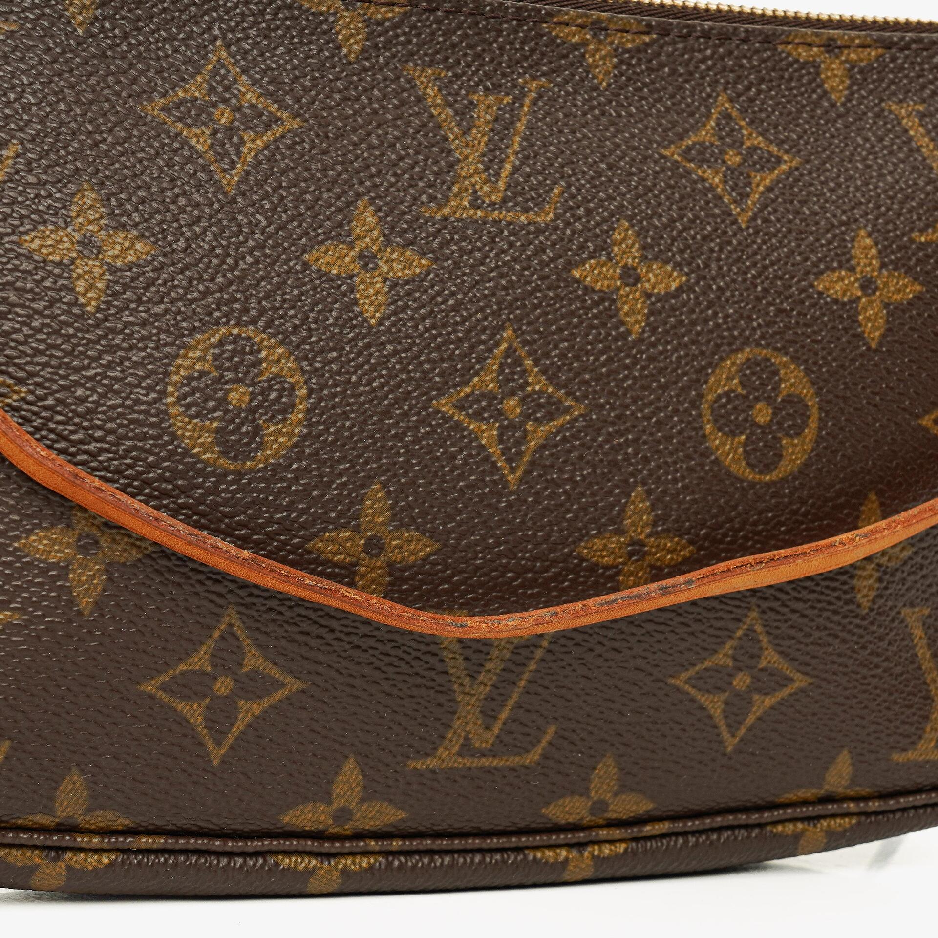 Louis Vuitton Pochette Accessoires Clutch aus Monogram Canvas