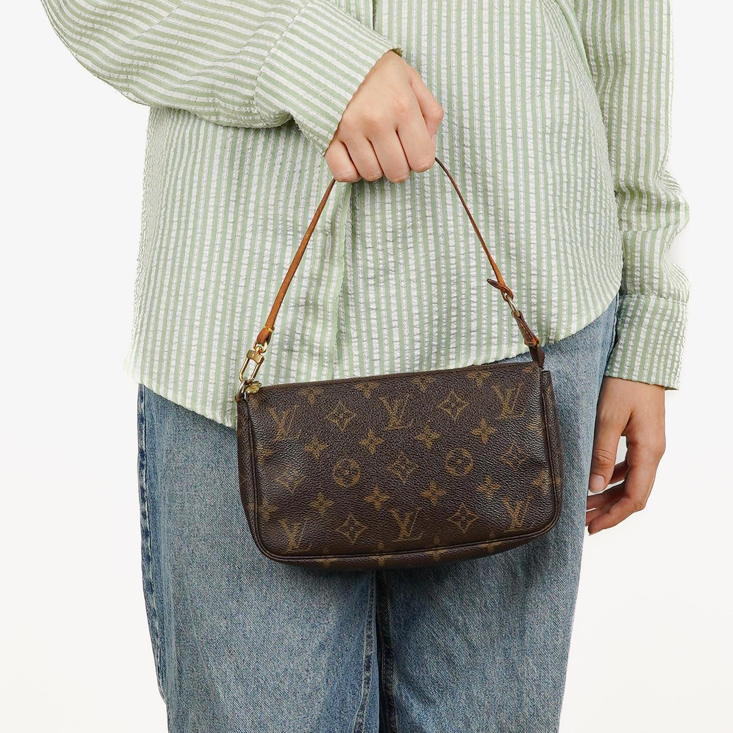 Louis Vuitton Pochette Accessoires Clutch-Handtasche aus Monogram Canvas