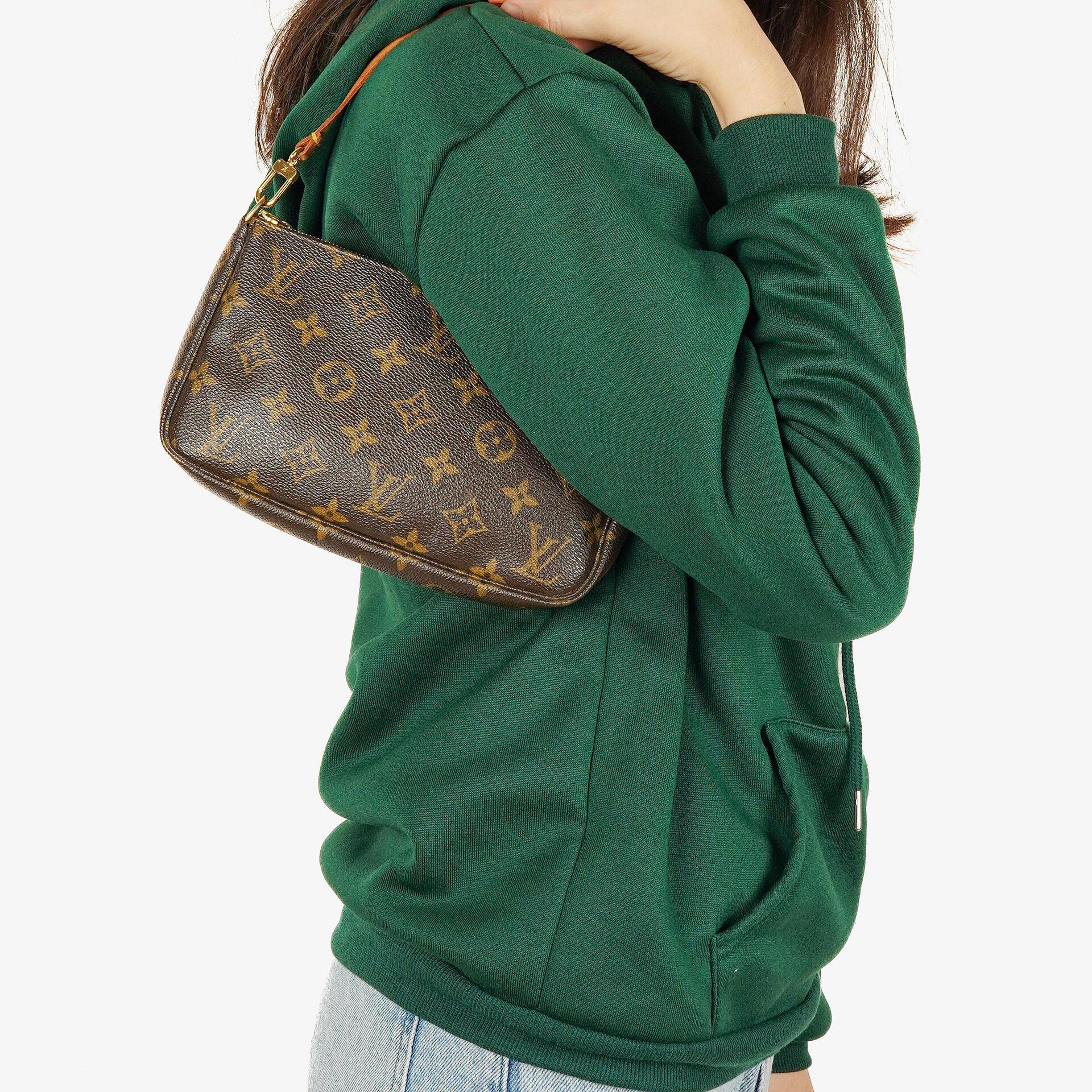Louis Vuitton Pochette Accessoires Clutch Handtasche aus Monogram Canvas