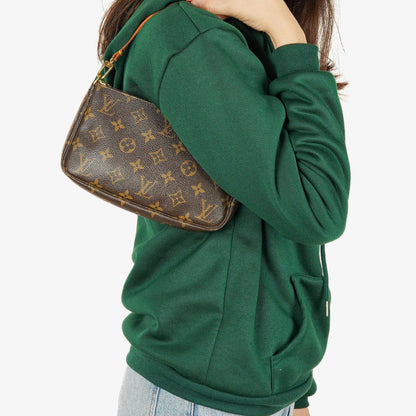 Louis Vuitton Pochette Accessoires Clutch Handtasche aus Monogram Canvas