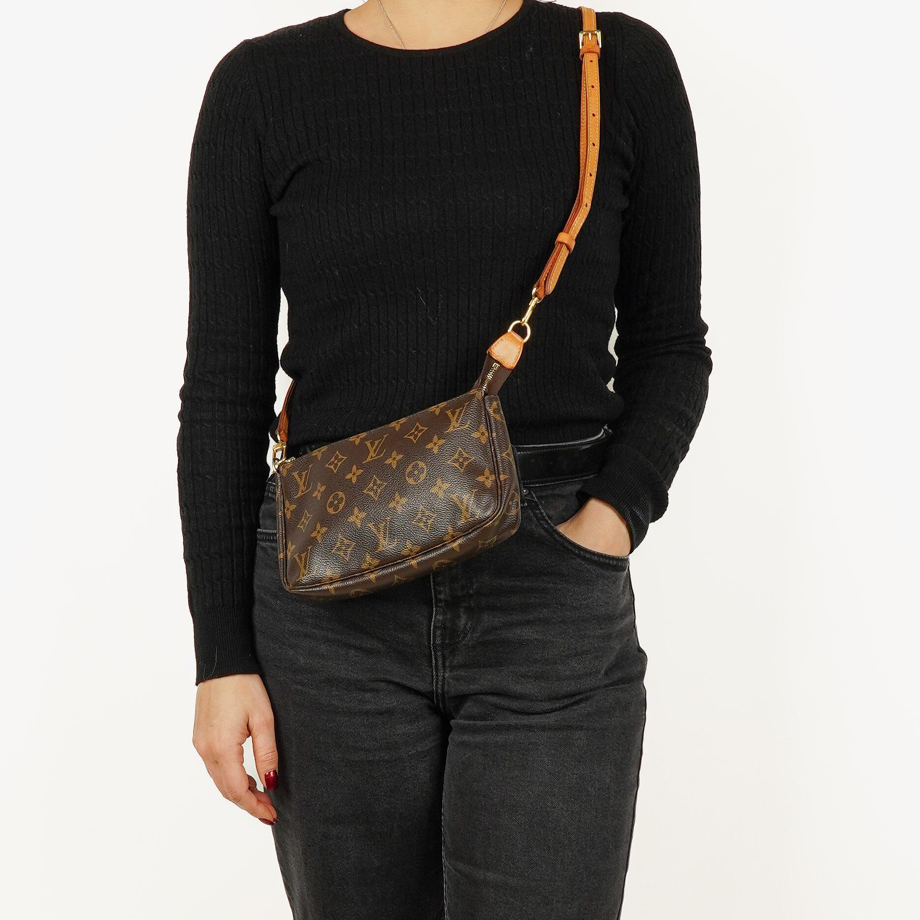 Louis Vuitton Pochette Accessoires Clutch-Handtasche aus Monogram Canvas