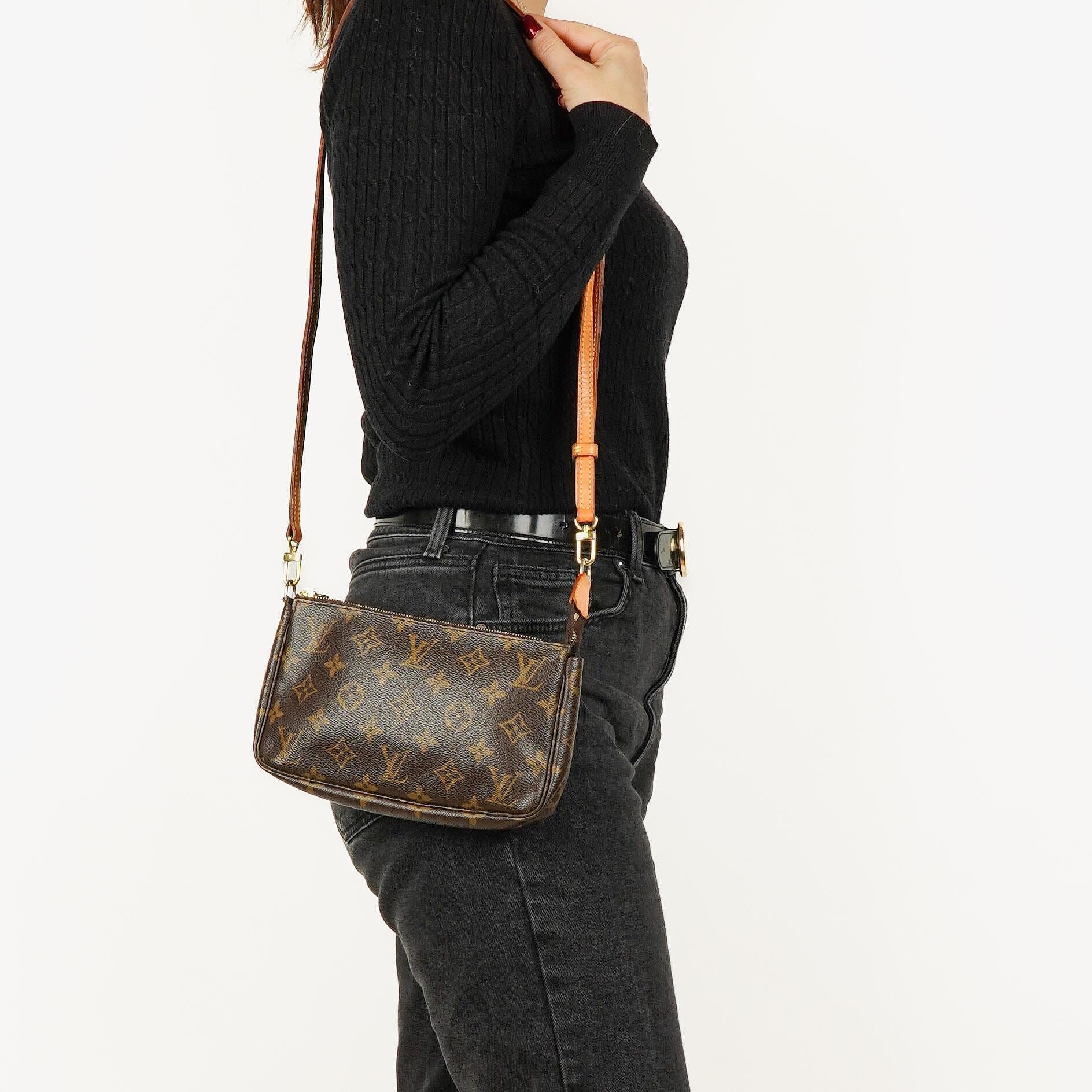 Louis Vuitton Pochette Accessoires Clutch-Handtasche aus Monogram Canvas