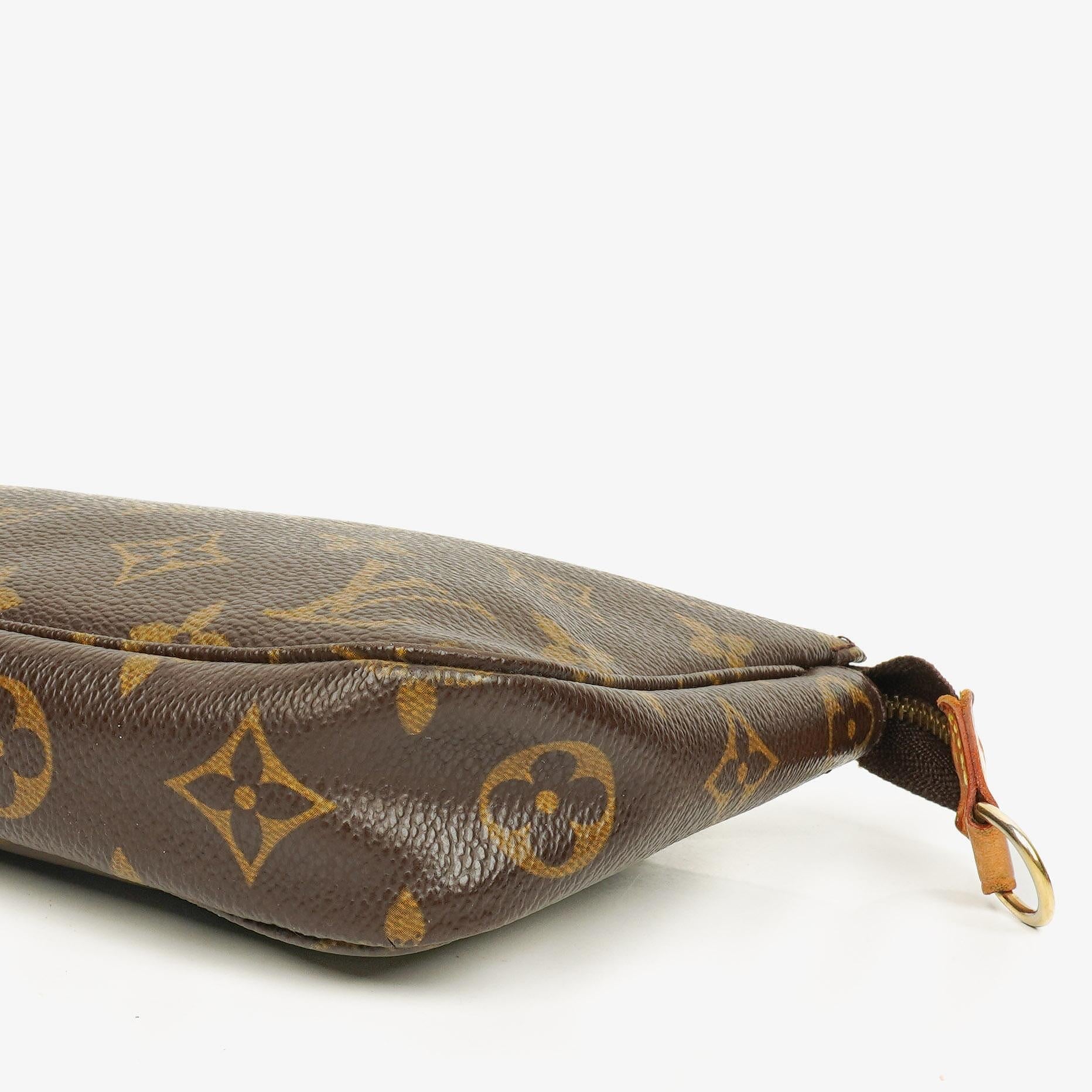 Louis Vuitton Pochette Accessoires Clutch-Handtasche aus Monogram Canvas