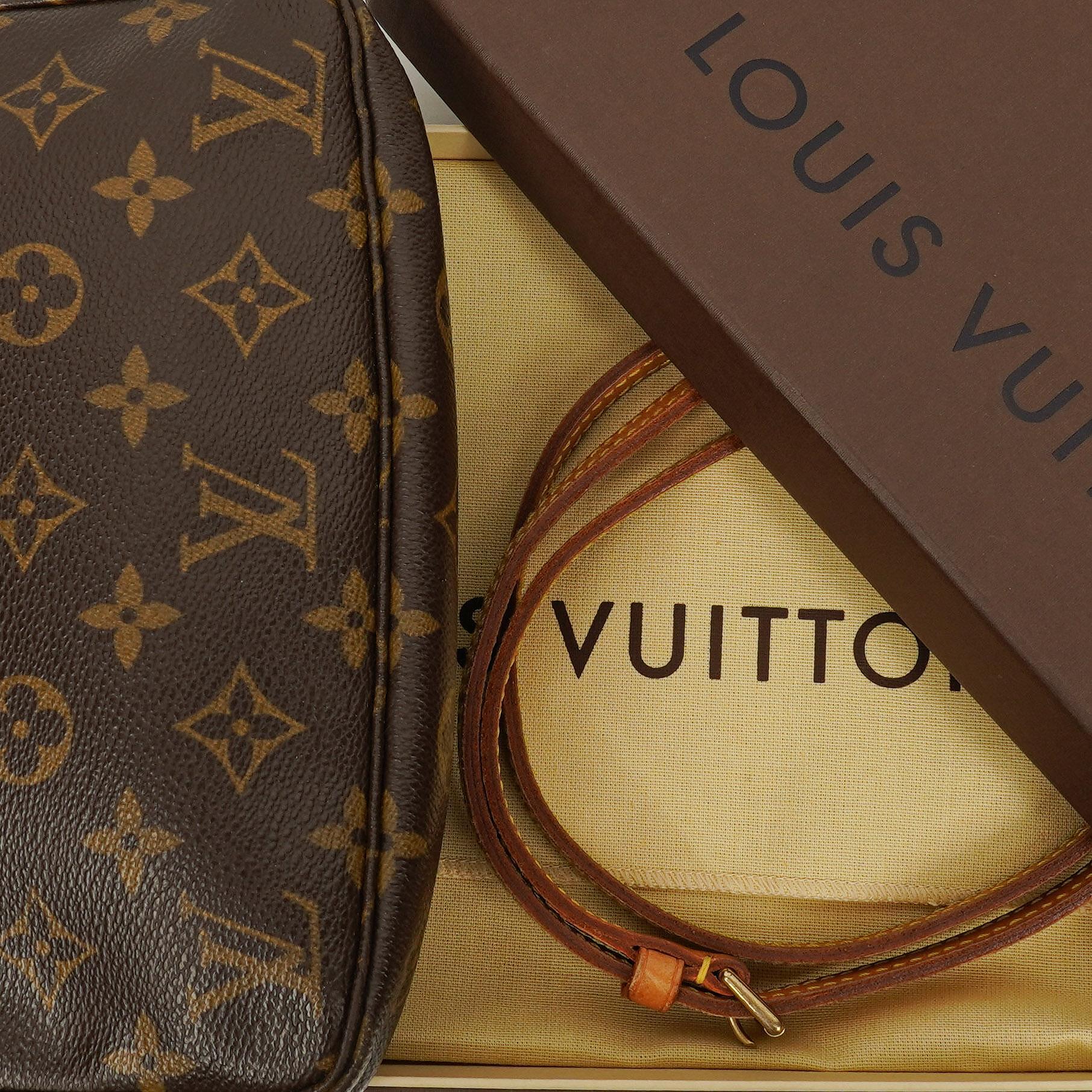 Louis Vuitton Pochette Accessoires Clutch-Handtasche aus Monogram Canvas