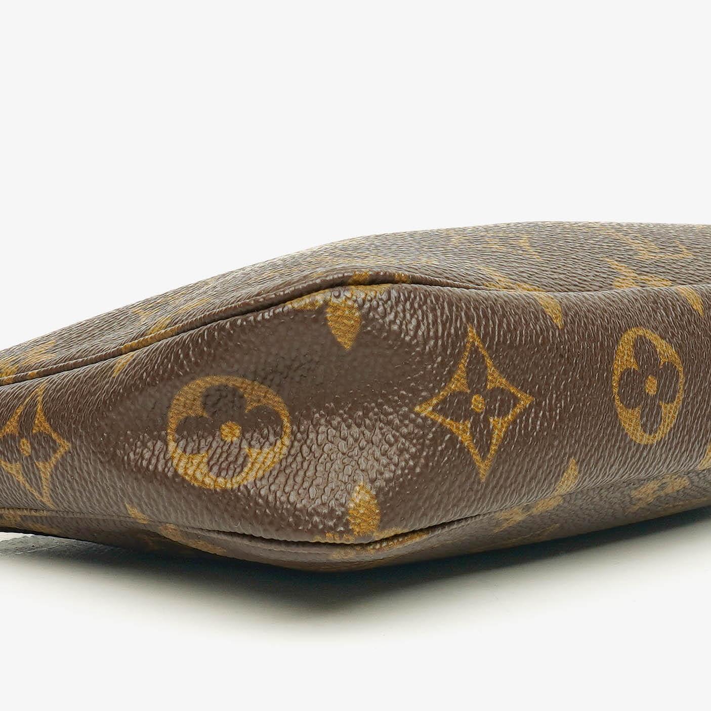 Louis Vuitton Pochette Accessoires Clutch-Handtasche aus Monogram Canvas