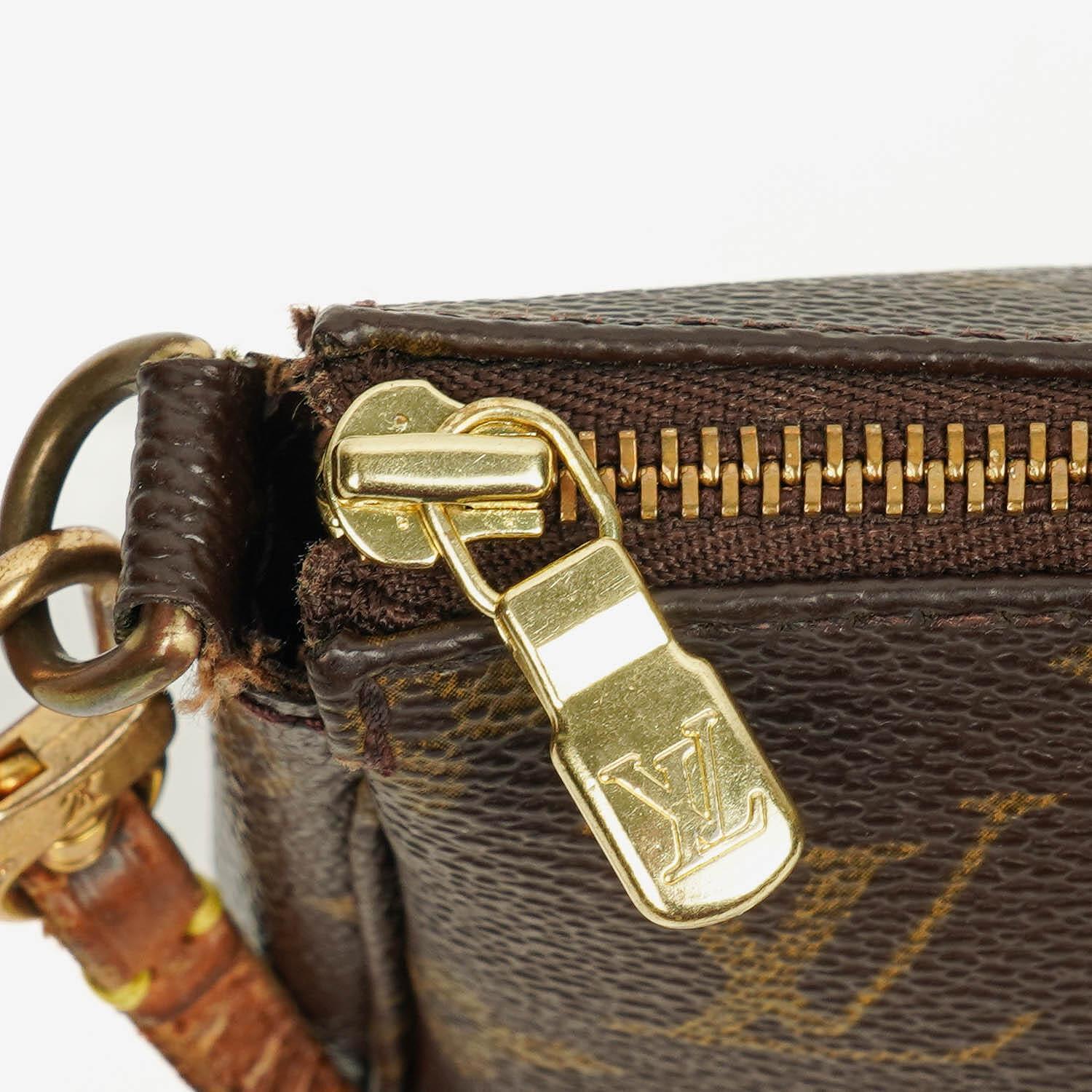Louis Vuitton Pochette Accessoires Clutch-Handtasche aus Monogram Canvas