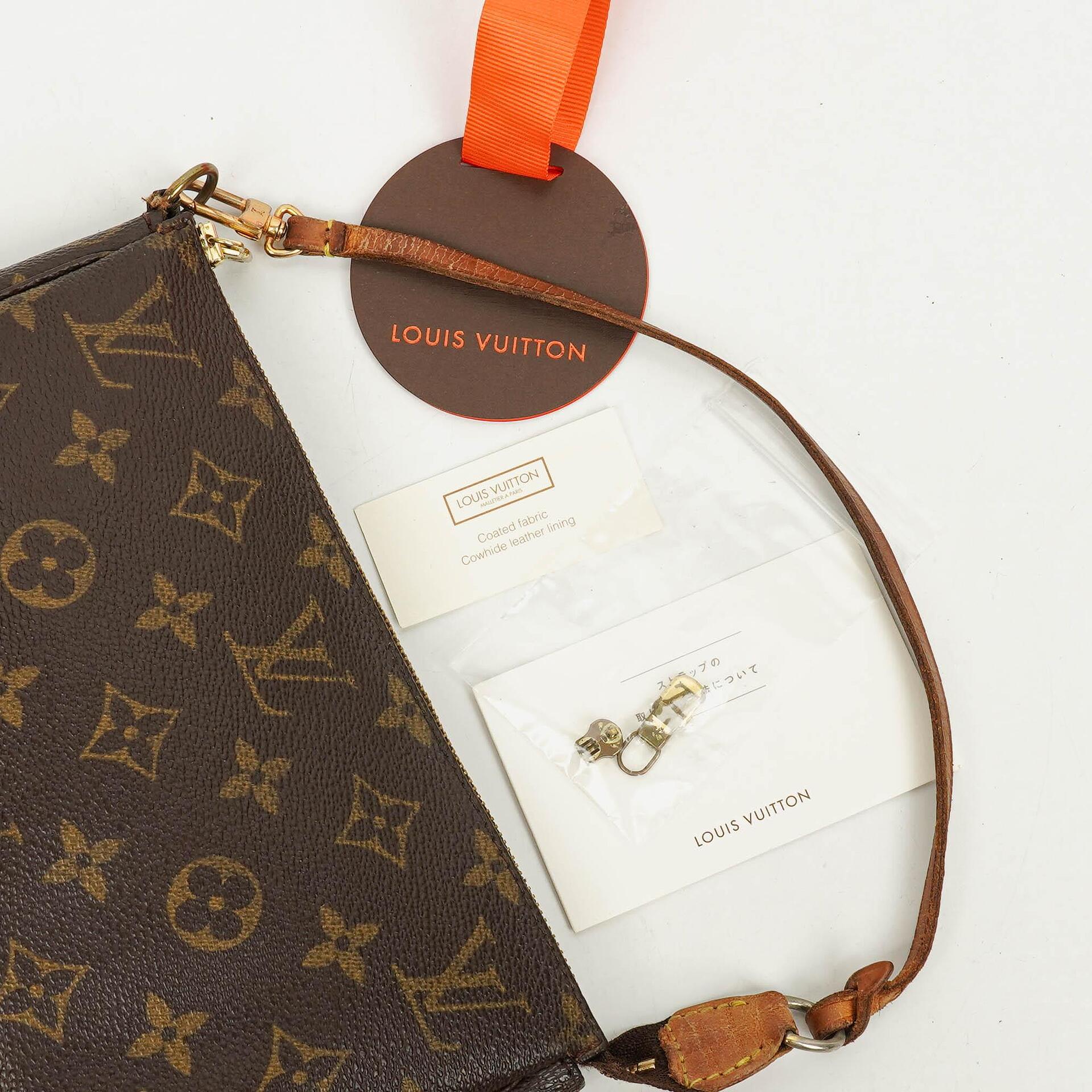 Louis Vuitton Pochette Accessoires Clutch-Handtasche aus Monogram Canvas