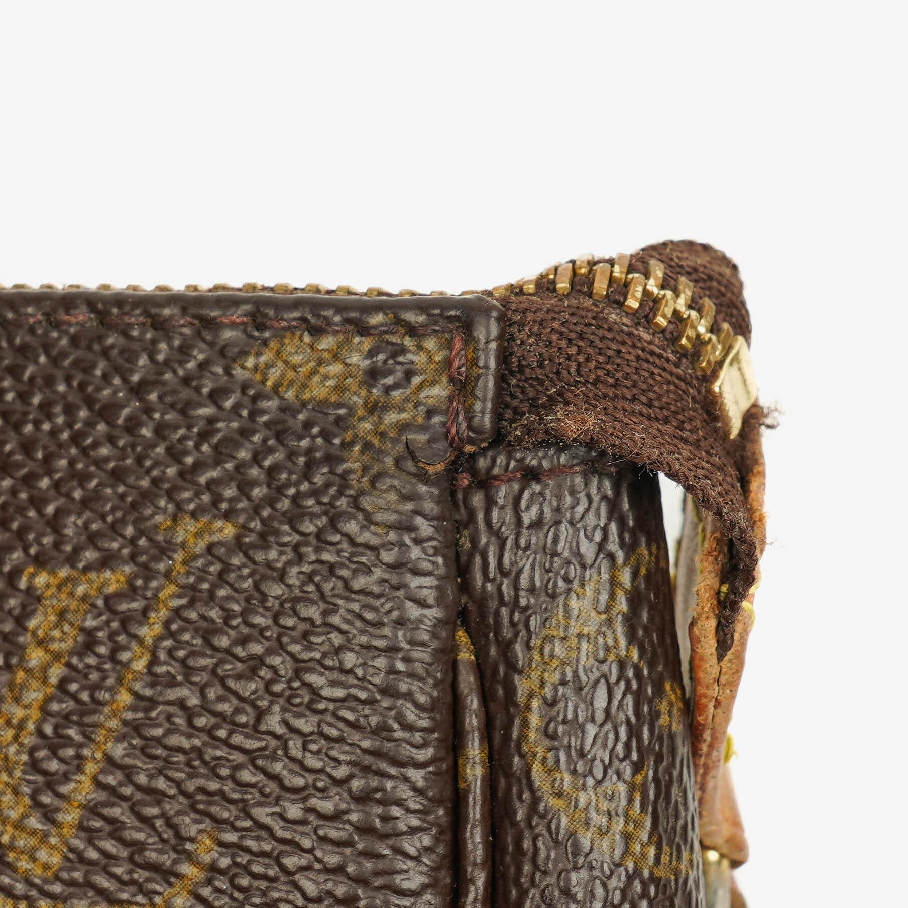 Louis Vuitton Pochette Accessoires Clutch-Handtasche aus Monogram Canvas