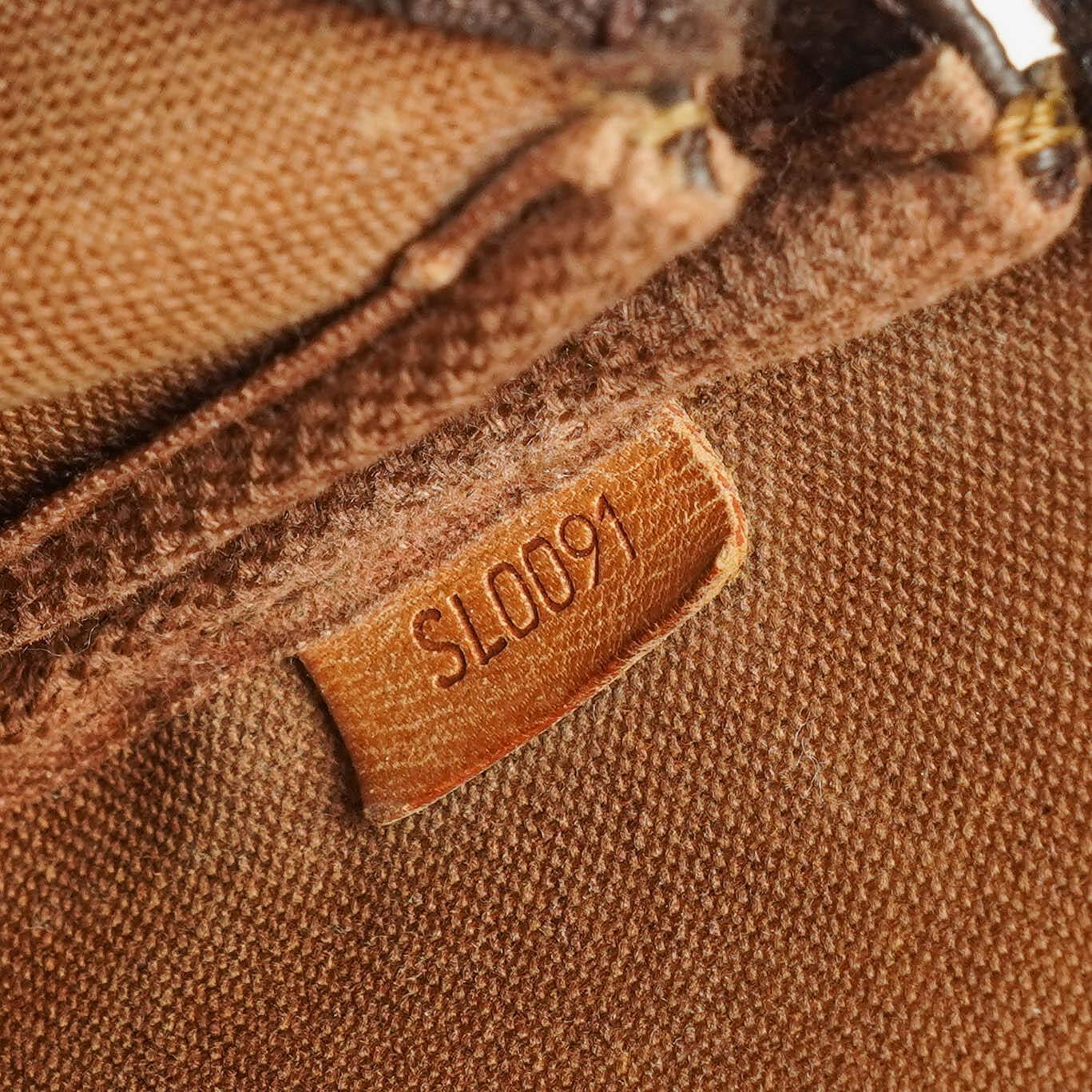 Louis Vuitton Pochette Accessoires Clutch-Handtasche aus Monogram Canvas