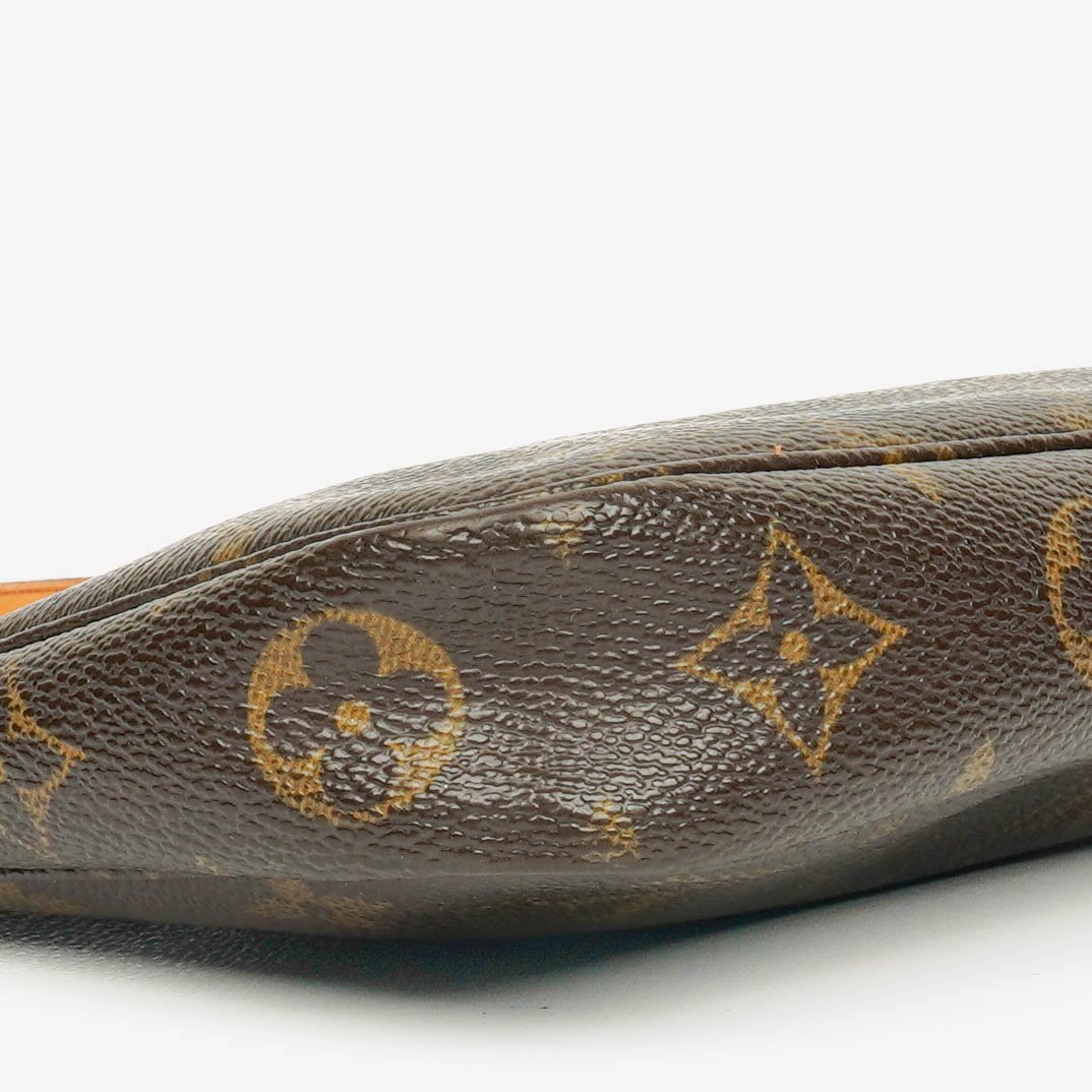 Louis Vuitton Pochette Accessoires Clutch-Handtasche aus Monogram Canvas