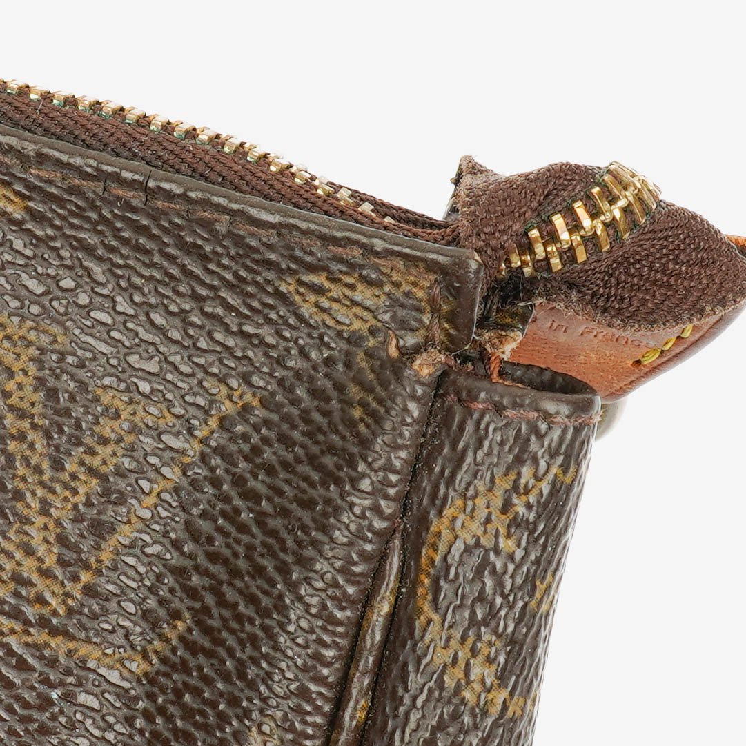 Louis Vuitton Pochette Accessoires Clutch-Handtasche aus Monogram Canvas
