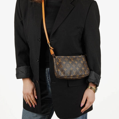 Louis Vuitton Pochette Accessoires Clutch-Handtasche aus Monogram Canvas