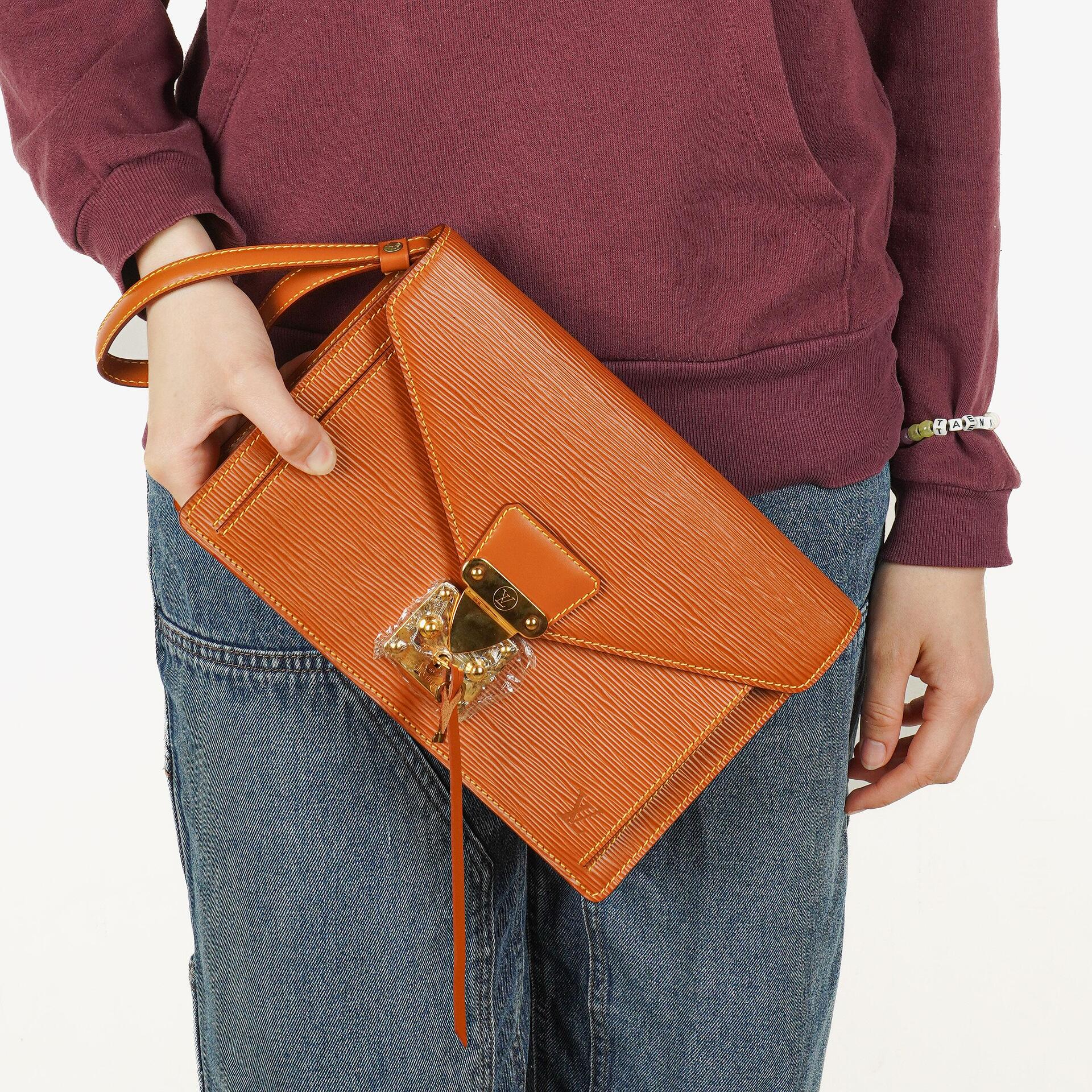 Louis Vuitton Pochette Sellier Dragonne Clutch aus Cognac Epi Leder